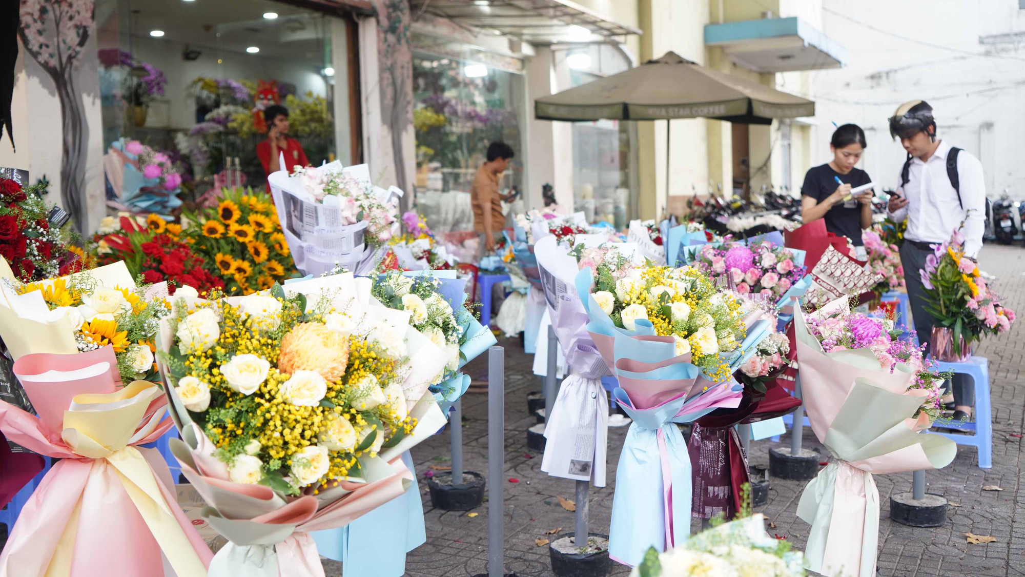 Hoa được các cửa hàng gói sẵn thành bó hoặc lẵng cho khách mua lẻ lựa chọn. Giá bán chủ yếu dao động từ 100.000 - 500.000 đồng/bó.
