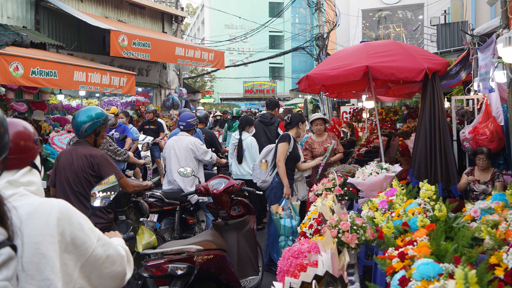 Khách chen nhau mua hoa tại chợ hoa lớn nhất Thành phố Hồ Chí Minh trong ngày 7/3.