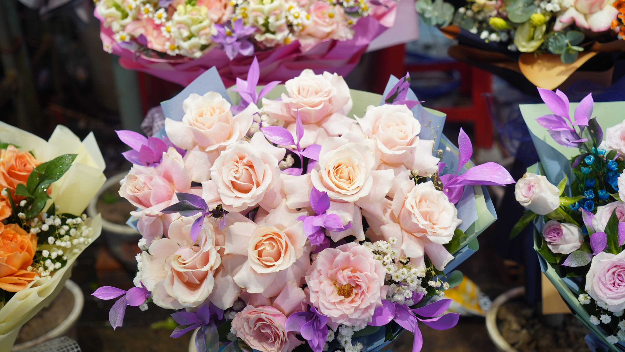 Hoa hồng vẫn là loại hoa được khách hàng chọn mua nhiều trong dịp lễ 8/3. Các loại hoa hồng đủ màu được bán với giá dao động từ 100.000-500.000 đồng cho mỗi bó.