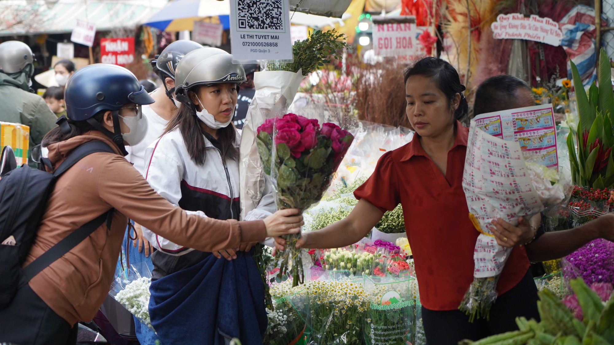 Năm nay, tình hình kinh tế khó khăn nên nhu cầu của người dân mua hoa giảm hơn so với năm trước, một tiểu thương chia sẻ.