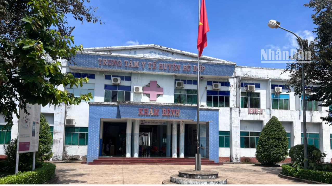 Bộ mặt Trung tâm y tế huyện Bù Đốp xuống cấp cần được sơn sửa.