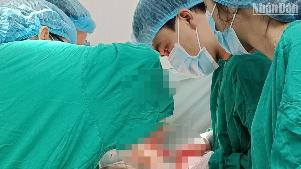 Ê-kíp phẫu thuật cấp cứu thành công cho bệnh nhân Nguyễn Thị Bích ở phường Tân Thiện, thành phố Đồng Xoài.