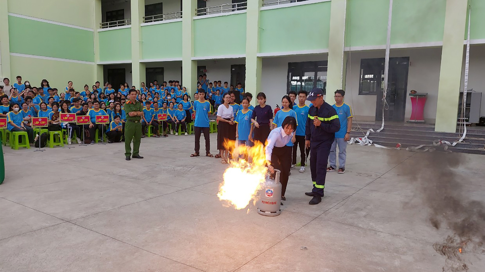 Hướng dẫn dập tắt đám cháy từ bình gas. (Ảnh: PHƯỚC THANH)