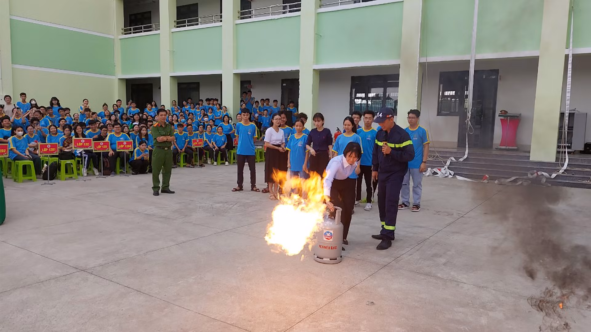 Hướng dẫn dập tắt đám cháy từ bình gas. (Ảnh: PHƯỚC THANH)