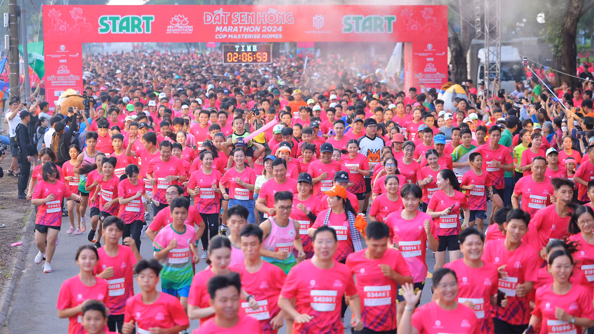 [Ảnh] Vận động viên trong và ngoài nước dự Giải Marathon Đất Sen hồng