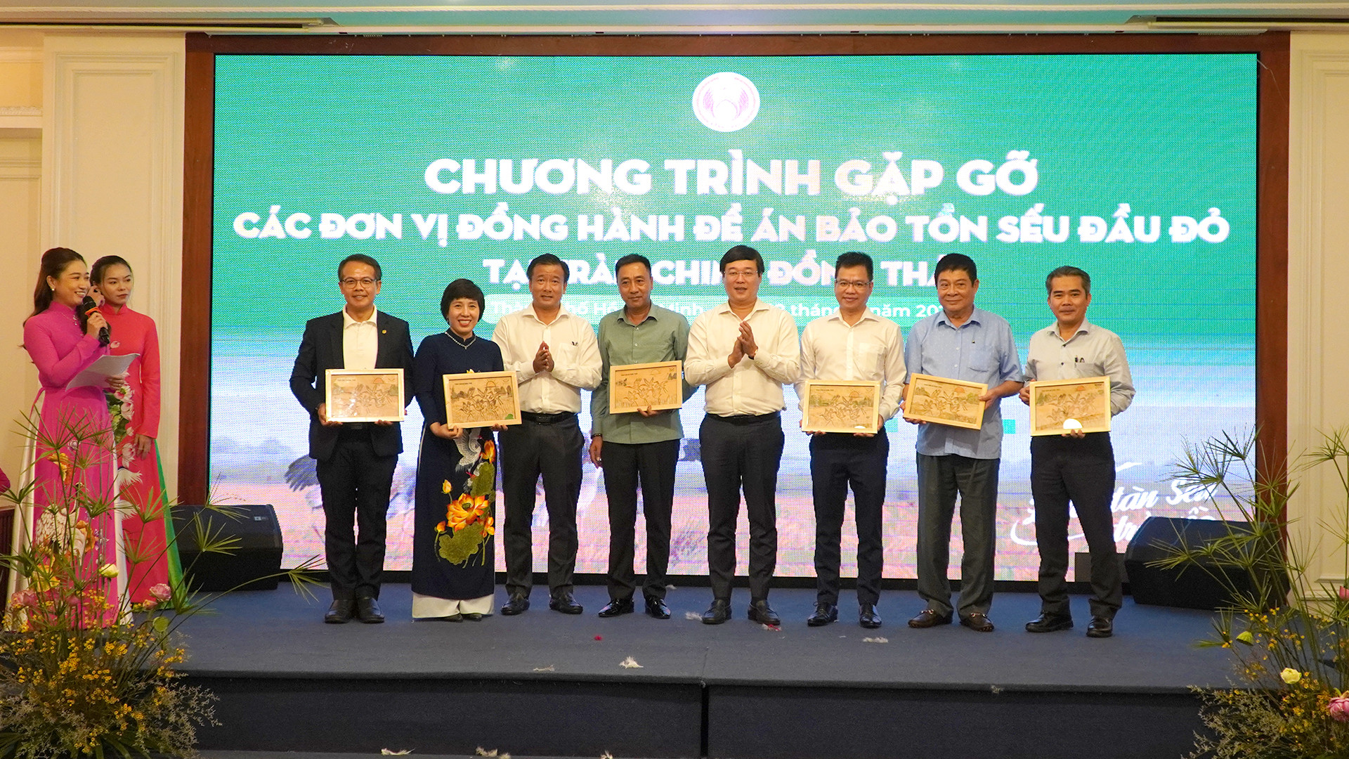 Lãnh đạo tỉnh Đồng Tháp trao tặng quà tri ân đến các đơn vị đồng hành cùng tỉnh trong “Đề án bảo tồn và phát triển sếu đầu đỏ tại Vườn quốc gia Tràm Chim giai đoạn 2022-2032”. (Ảnh: HỮU NGHĨA) Lãnh đạo tỉnh Đồng Tháp trao tặng quà tri ân đến các đơn vị đồng hành cùng tỉnh trong “Đề án bảo tồn và phát triển sếu đầu đỏ tại Vườn quốc gia Tràm Chim giai đoạn 2022-2032”. (Ảnh: HỮU NGHĨA)