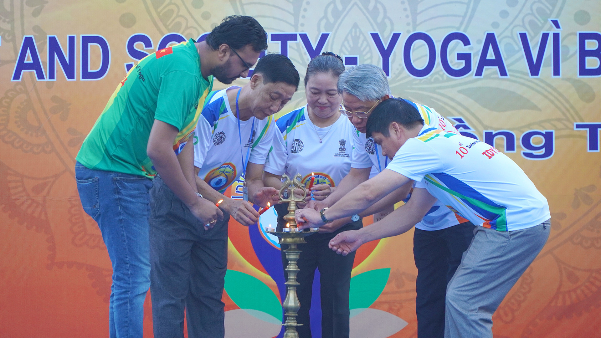 Đại biểu thực hiện nghi thức thắp đèn truyền thống của bộ môn Yoga Ấn Độ. Đại biểu thực hiện nghi thức thắp đèn truyền thống của bộ môn Yoga Ấn Độ.