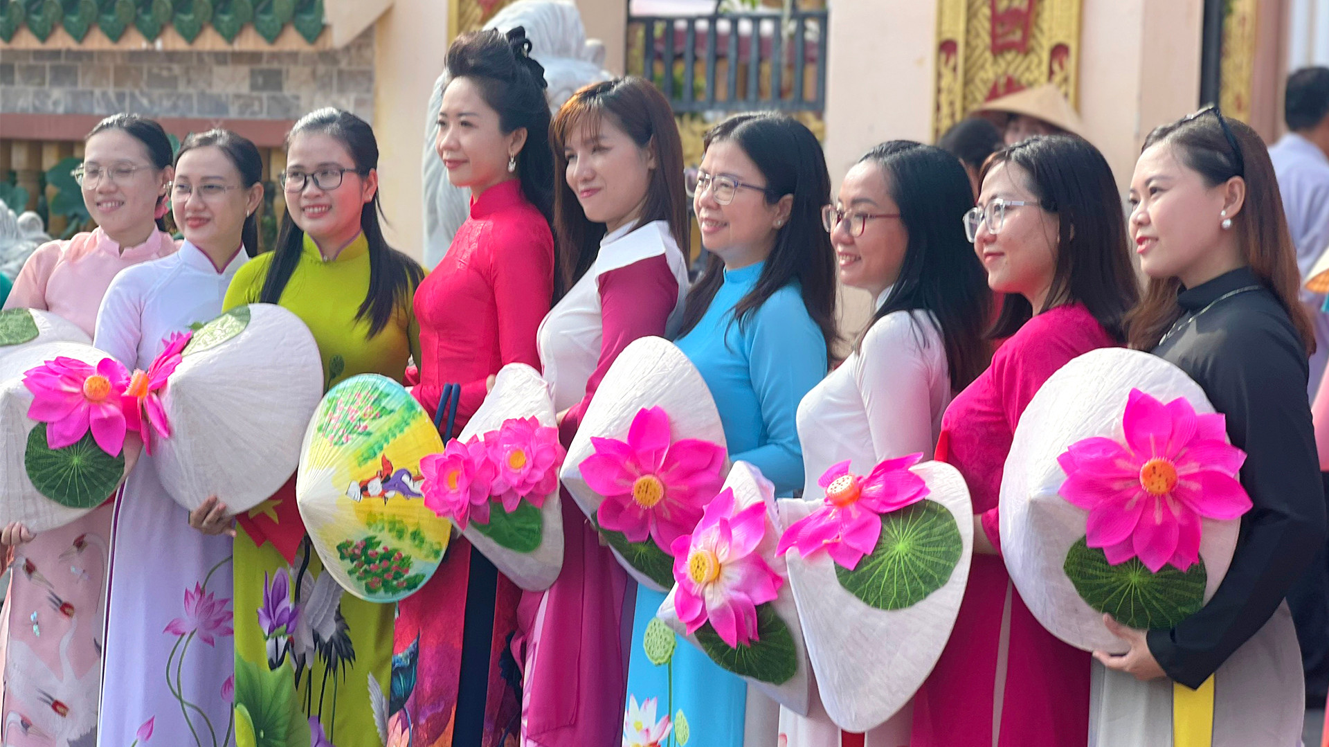 Đại biểu chụp ảnh lưu niệm tại Đền thờ Ông bà Đỗ Công Tường, phường 2, thành phố Cao Lãnh. (Ảnh: HỮU NGHĨA) Đại biểu chụp ảnh lưu niệm tại Đền thờ Ông bà Đỗ Công Tường, phường 2, thành phố Cao Lãnh. (Ảnh: HỮU NGHĨA)