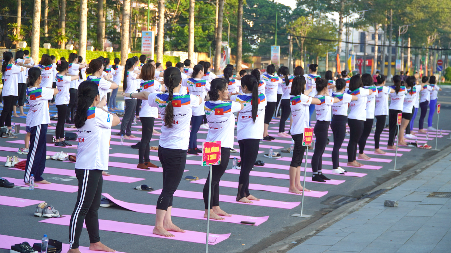 Cán bộ, công nhân viên chức và nhiều người dân trên địa bàn thành phố Cao Lãnh tham gia đồng diễn Yoga. (Ảnh: HỮU NGHĨA) Cán bộ, công nhân viên chức và nhiều người dân trên địa bàn thành phố Cao Lãnh tham gia đồng diễn Yoga. (Ảnh: HỮU NGHĨA)