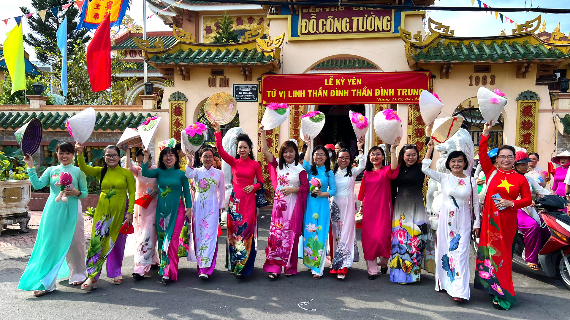 Đại biểu chụp ảnh lưu khoảnh khắc thướt tha áo dài tại phía trước Đền thờ Ông bà Đỗ Công Tường, phường 2, thành phố Cao Lãnh. (Ảnh: HỮU NGHĨA) Đại biểu chụp ảnh lưu khoảnh khắc thướt tha áo dài tại phía trước Đền thờ Ông bà Đỗ Công Tường, phường 2, thành phố Cao Lãnh. (Ảnh: HỮU NGHĨA)