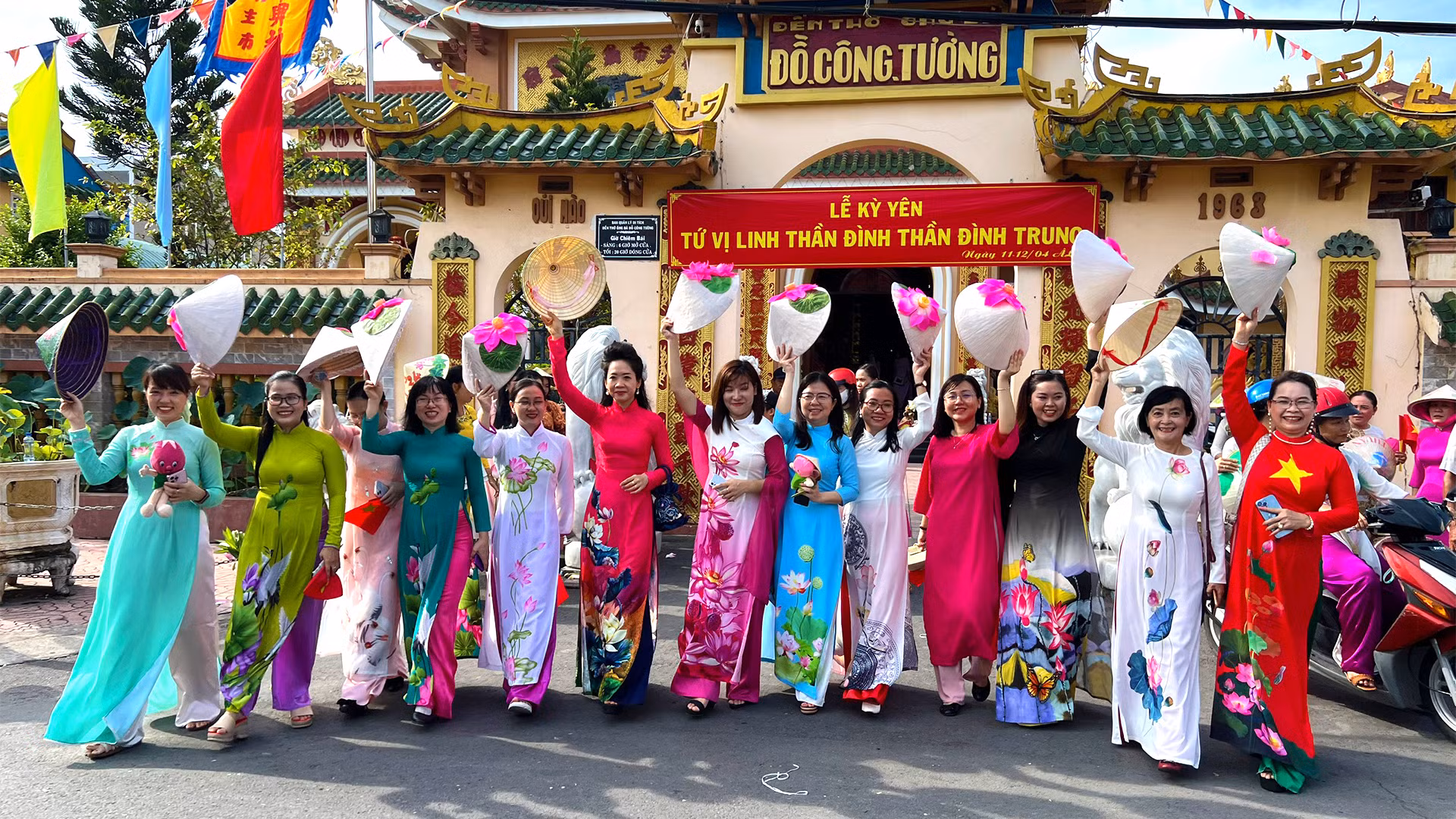 Đại biểu chụp ảnh lưu khoảnh khắc thướt tha áo dài tại phía trước Đền thờ Ông bà Đỗ Công Tường, phường 2, thành phố Cao Lãnh. (Ảnh: HỮU NGHĨA)