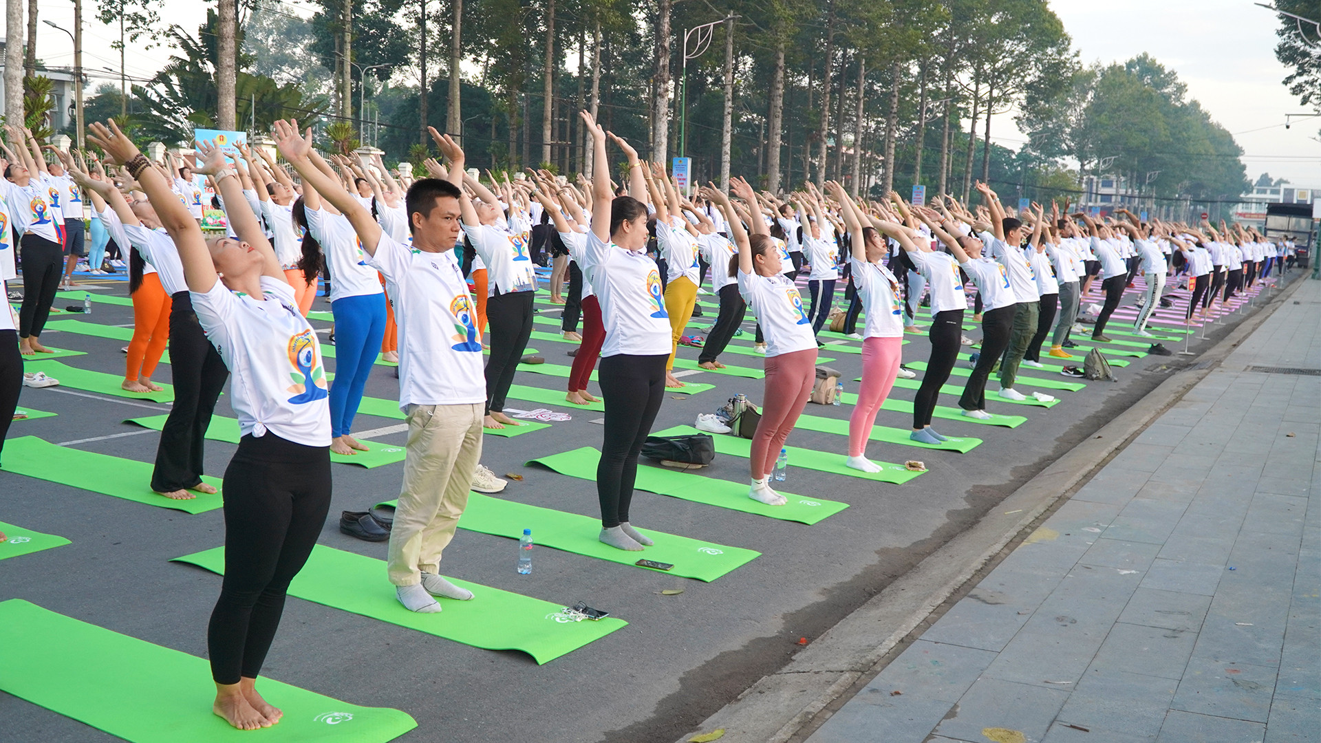 Cán bộ, công nhân viên chức và nhiều người dân trên địa bàn thành phố Cao Lãnh tham gia đồng diễn Yoga. (Ảnh: HỮU NGHĨA) Cán bộ, công nhân viên chức và nhiều người dân trên địa bàn thành phố Cao Lãnh tham gia đồng diễn Yoga. (Ảnh: HỮU NGHĨA)