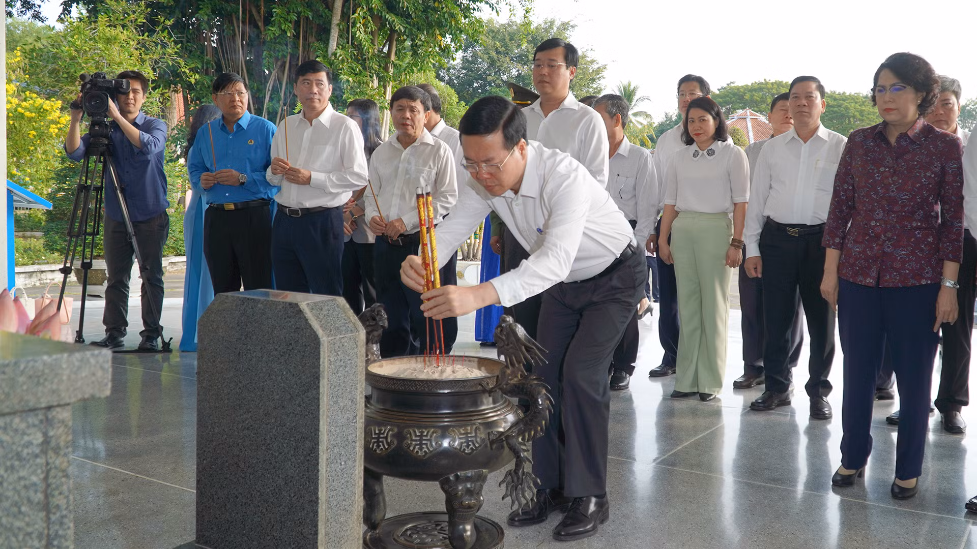 Chủ tịch nước Võ Văn Thưởng dâng hương tại mộ Cụ Phó bảng Nguyễn Sinh Sắc. (Ảnh: HỮU NGHĨA)