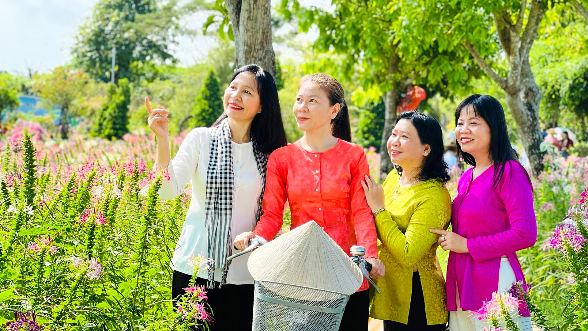 Du khách tham quan Làng hoa kiểng Sa Đéc dịp Festival.