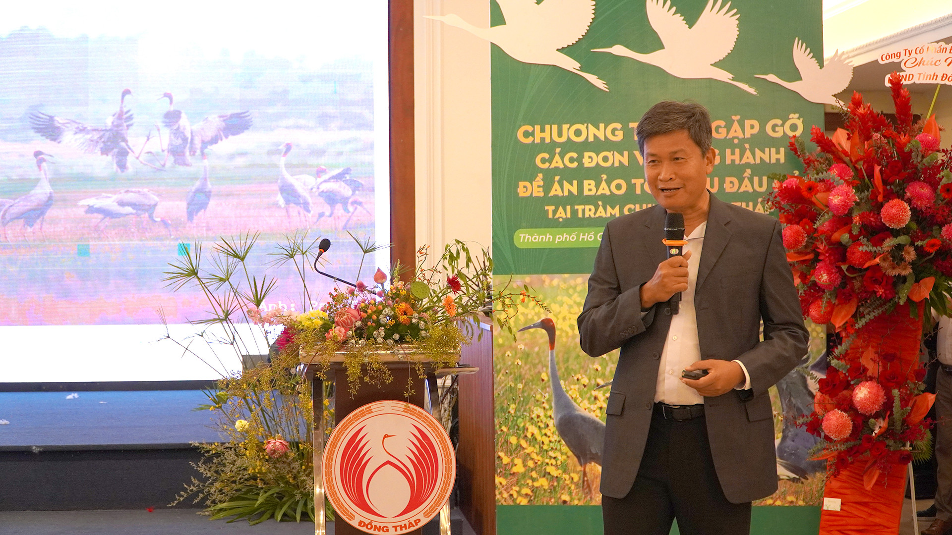 Tiến sĩ Trần Triết, Giám đốc Chương trình Bảo tồn sếu Đông Nam Á, phát biểu tại chương trình. (Ảnh: HỮU NGHĨA) Tiến sĩ Trần Triết, Giám đốc Chương trình Bảo tồn sếu Đông Nam Á, phát biểu tại chương trình. (Ảnh: HỮU NGHĨA)