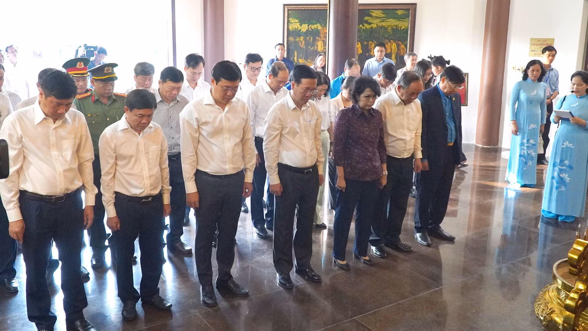 Quang cảnh mặc niệm tưởng nhớ công ơn Cụ Phó bảng Nguyễn Sinh Sắc. (Ảnh: HỮU NGHĨA)