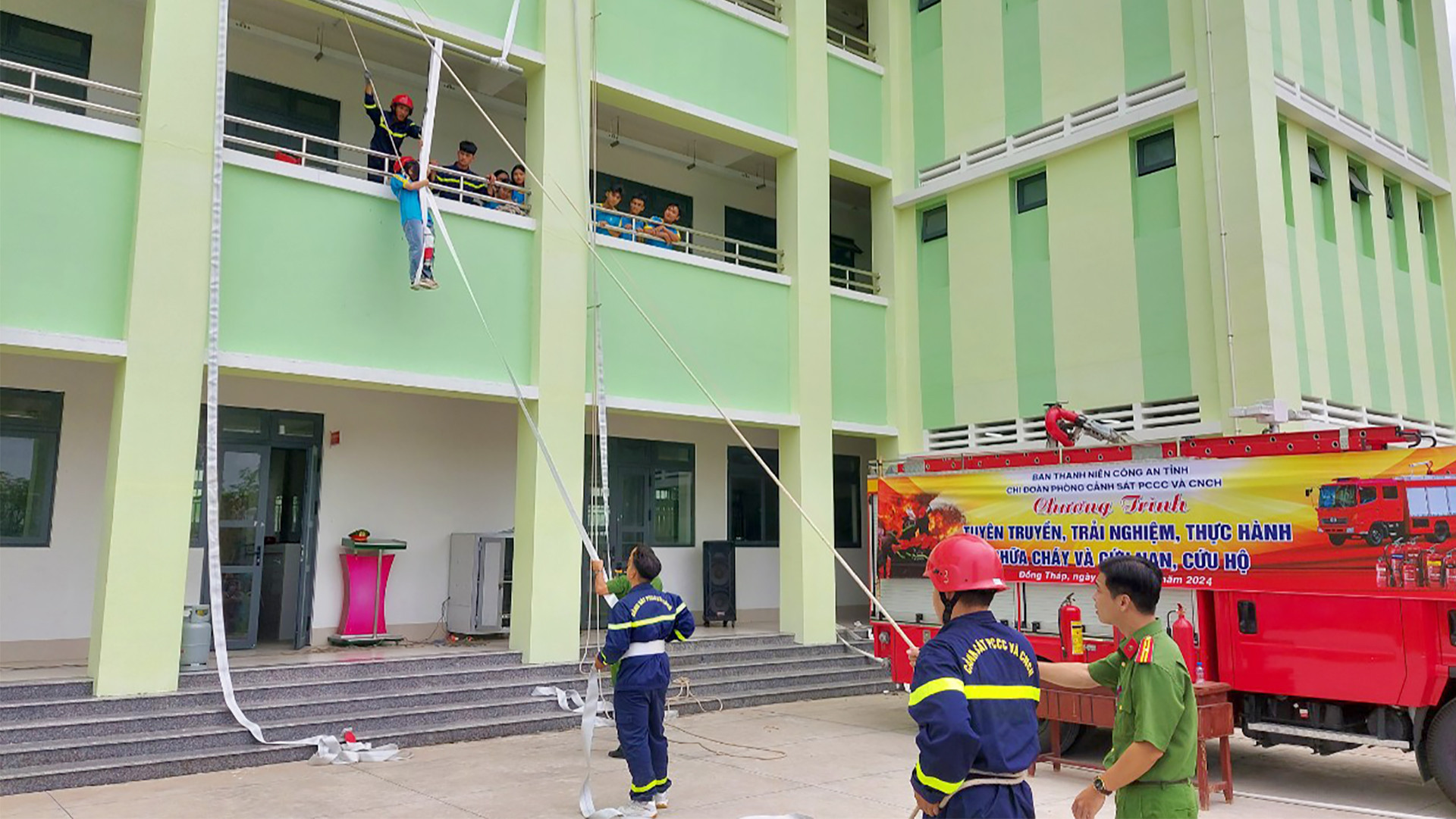 Hướng dẫn cách thoát hiểm khi có xảy ra cháy. (Ảnh: PHƯỚC THANH)