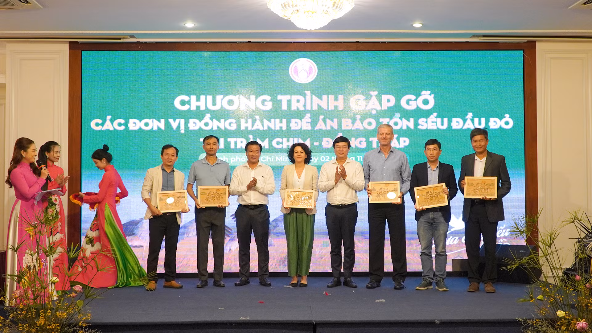 Lãnh đạo tỉnh Đồng Tháp trao tặng quà tri ân đến các đơn vị đồng hành cùng tỉnh trong “Đề án bảo tồn và phát triển sếu đầu đỏ tại Vườn quốc gia Tràm Chim giai đoạn 2022-2032”. (Ảnh: HỮU NGHĨA)