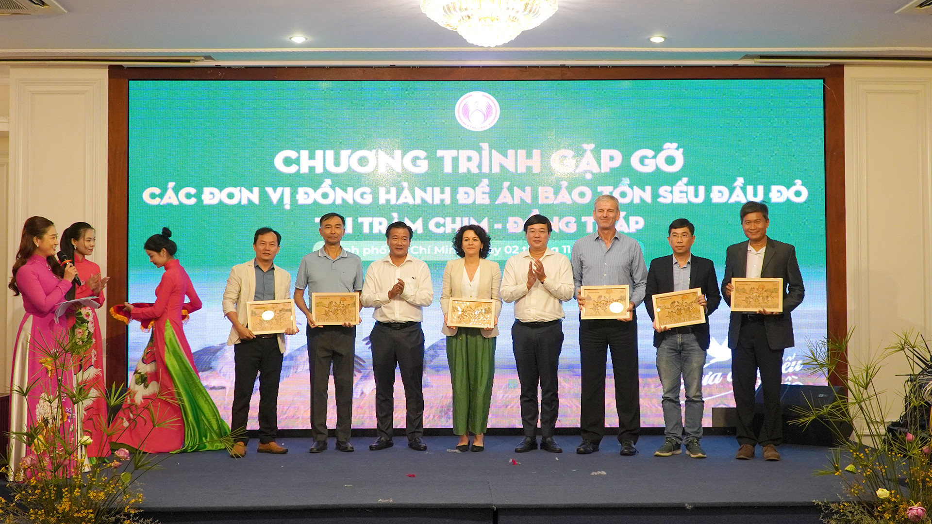 Lãnh đạo tỉnh Đồng Tháp trao tặng quà tri ân đến các đơn vị đồng hành cùng tỉnh trong “Đề án bảo tồn và phát triển sếu đầu đỏ tại Vườn quốc gia Tràm Chim giai đoạn 2022-2032”. (Ảnh: HỮU NGHĨA) Lãnh đạo tỉnh Đồng Tháp trao tặng quà tri ân đến các đơn vị đồng hành cùng tỉnh trong “Đề án bảo tồn và phát triển sếu đầu đỏ tại Vườn quốc gia Tràm Chim giai đoạn 2022-2032”. (Ảnh: HỮU NGHĨA)