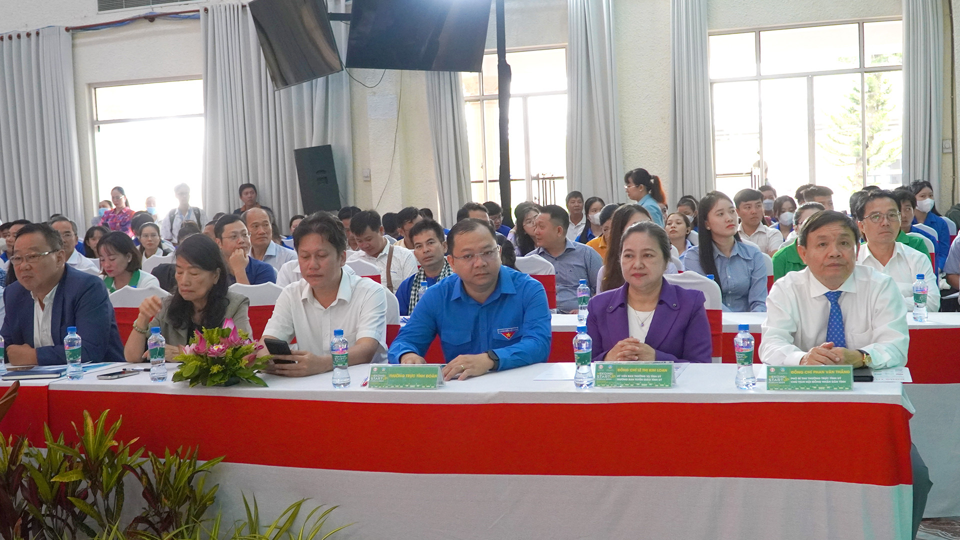 Phó Bí thư Thường trực Tỉnh ủy, Chủ tịch Hội đồng nhân dân tỉnh Đồng Tháp Phan Văn Thắng cùng đại biểu tham dự lễ khai mạc diễn đàn. (Ảnh: HỮU NGHĨA)