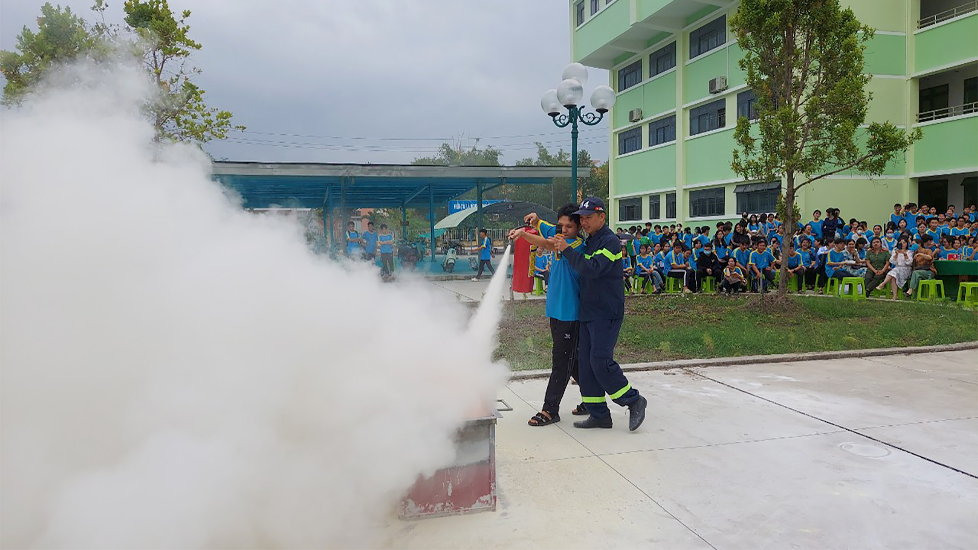 Hướng dẫn dập tắt đám cháy từ xăng dầu và vật liệu dễ cháy. (Ảnh: PHƯỚC THANH)