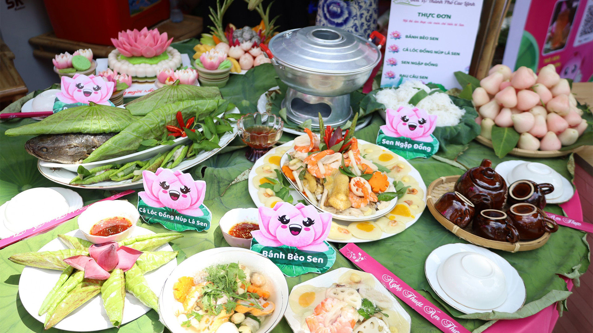 Một bàn ăn với các món mặn, ngọt được chế biến từ nguyên liệu sen.