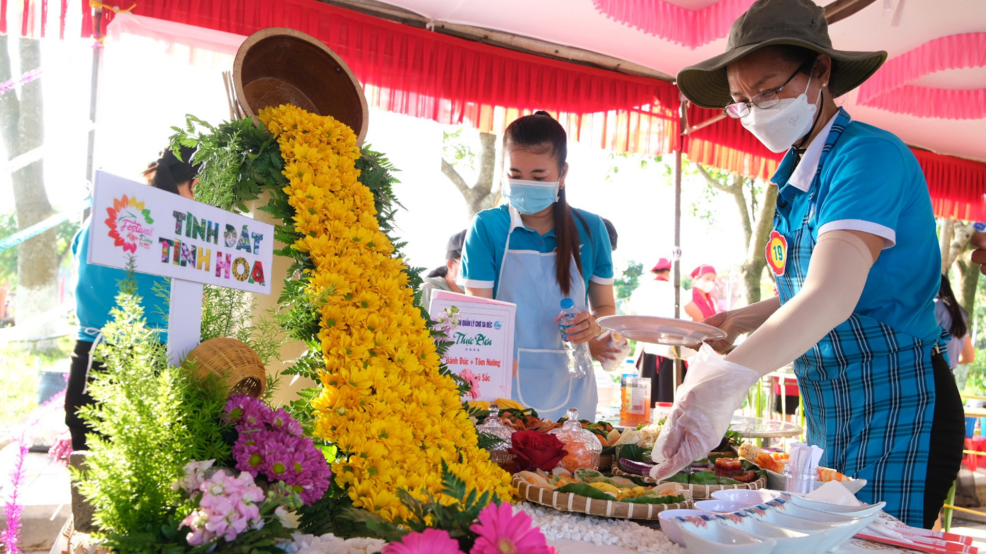 Chế biến món ăn từ hoa, bột Sa Đéc tại hội thi ẩm thực trong khuôn khổ Festival.