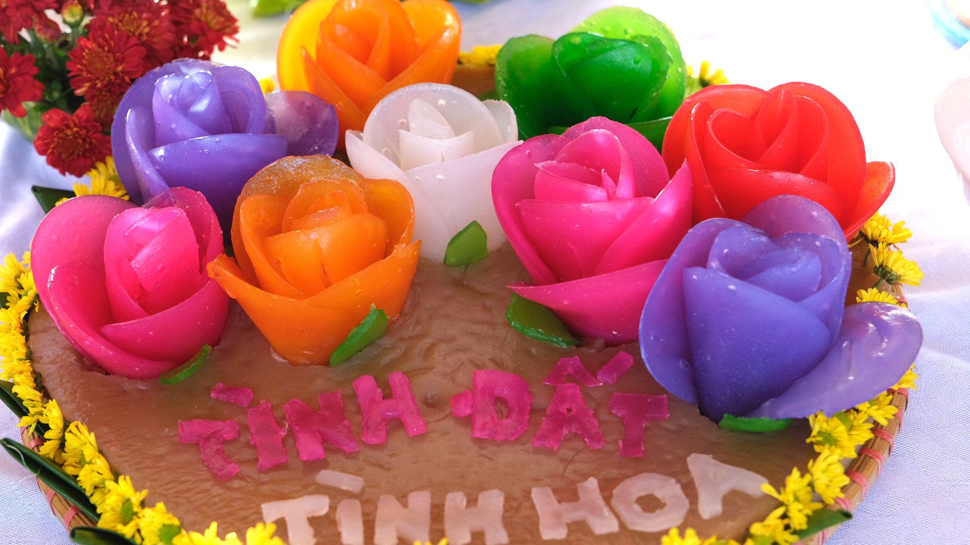 Món ăn được chế biến từ bột và kết hợp trang trí từ hoa tại Festival.