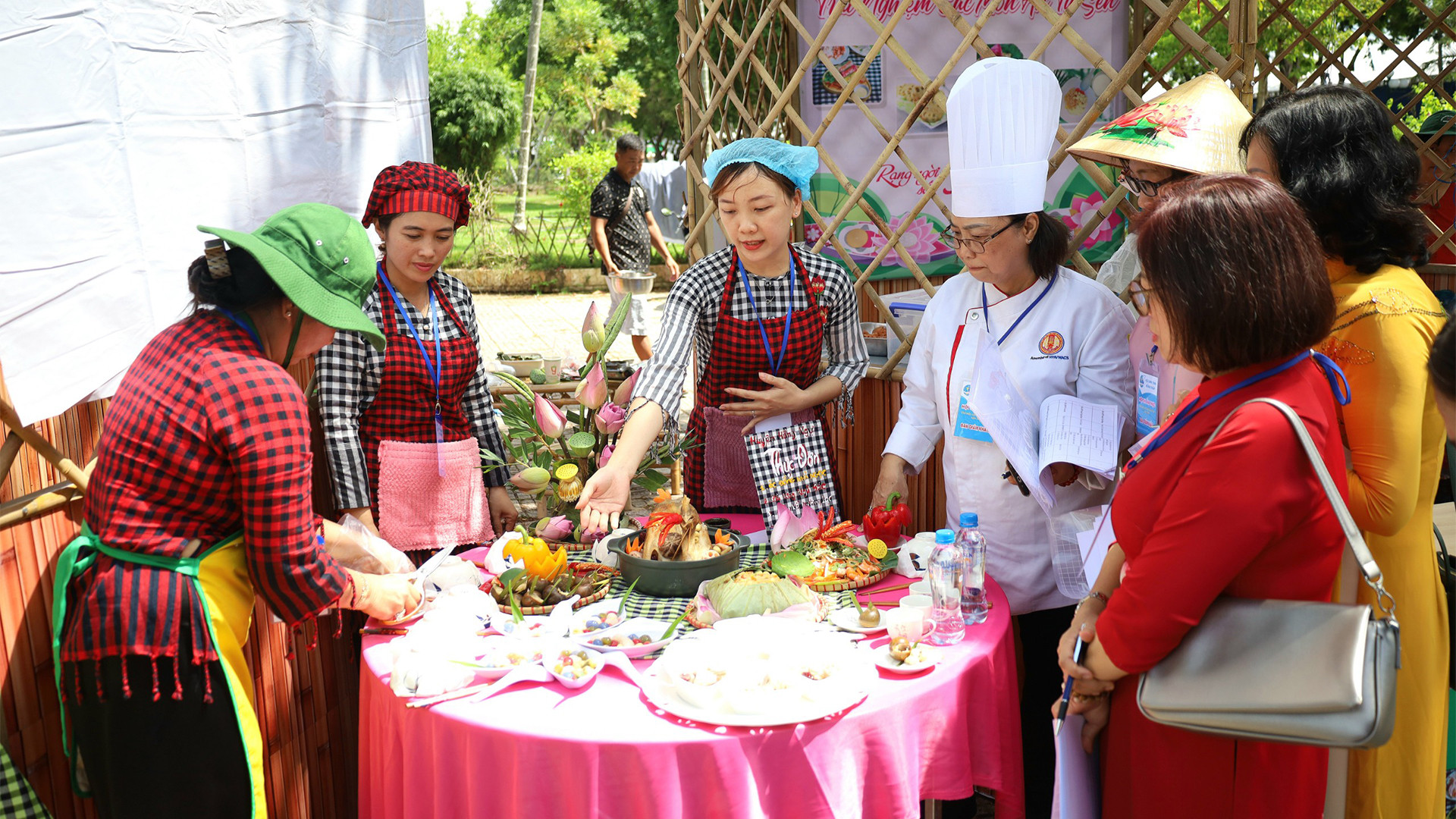 Ban giám khảo chấm thi các món ăn.