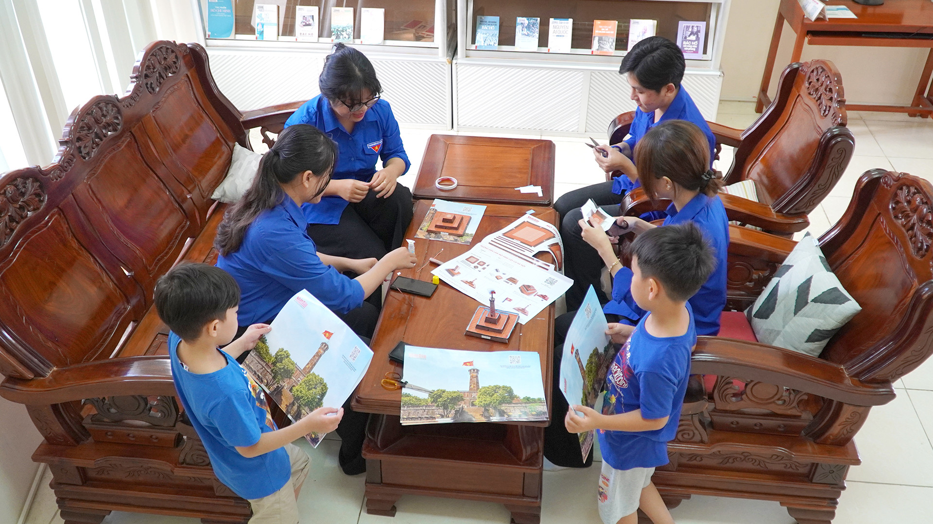 Các bạn trẻ Đồng Tháp trải nghiệm cắt dán mô hình Cột cờ Hà Nội tại Thư viện tỉnh Đồng Tháp (Ảnh: HỮU NGHĨA)