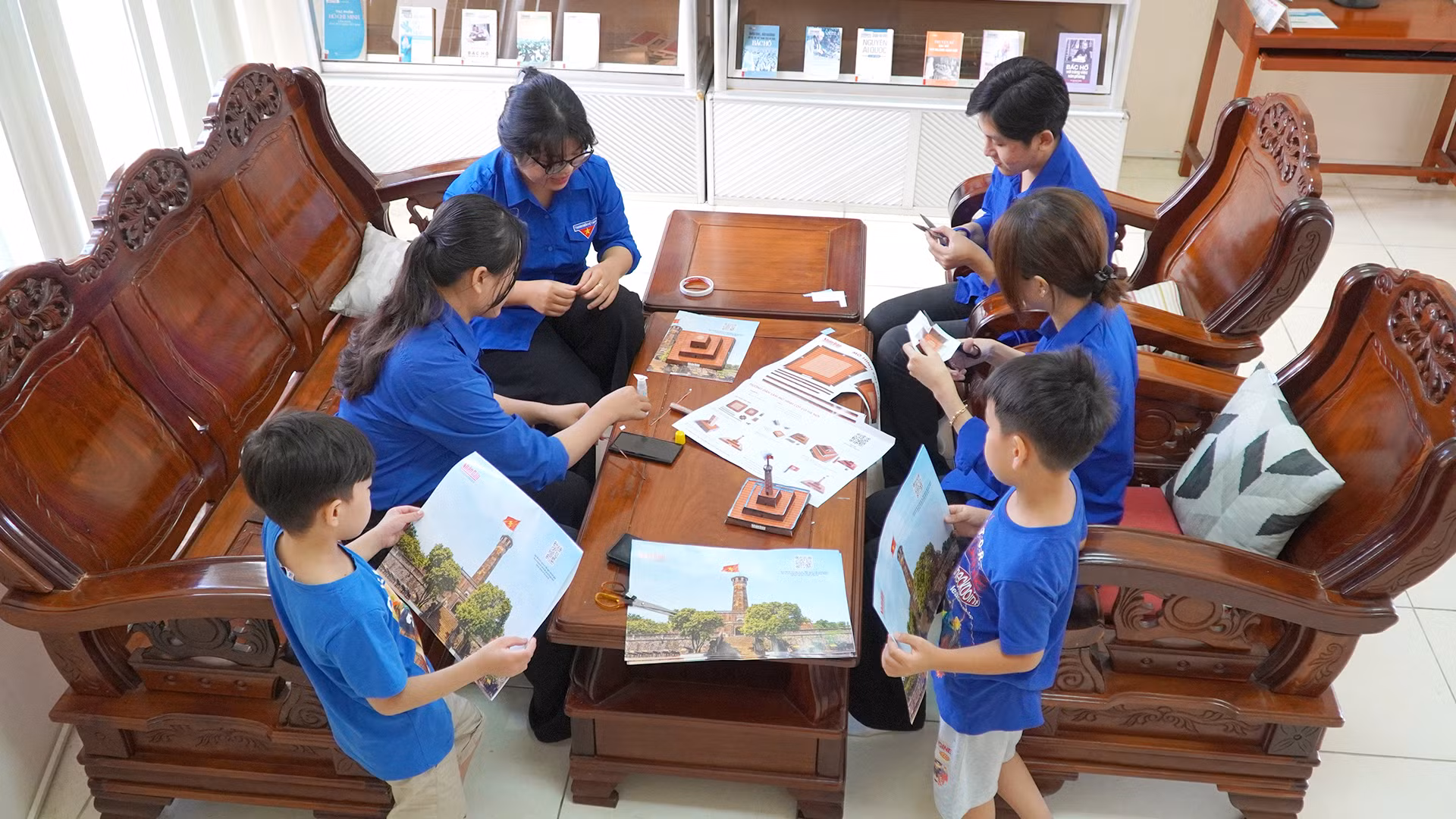 Các bạn trẻ Đồng Tháp trải nghiệm cắt dán mô hình Cột cờ Hà Nội tại Thư viện tỉnh Đồng Tháp (Ảnh: HỮU NGHĨA)