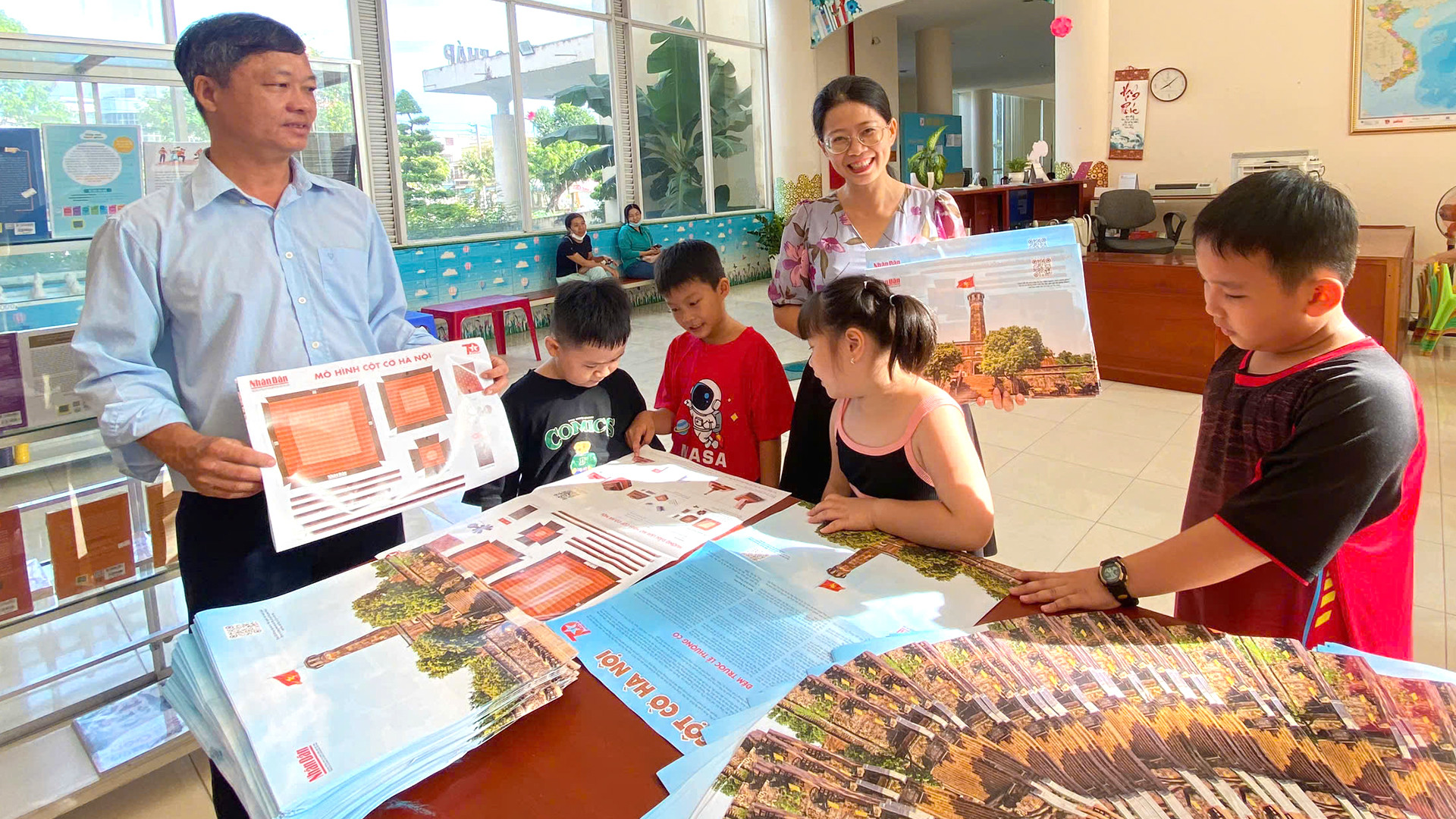 Phụ san Cột cờ Hà Nội thu hút nhiều thiếu nhi và phụ huynh quan tâm tìm hiểu. (Ảnh: HỮU NGHĨA)