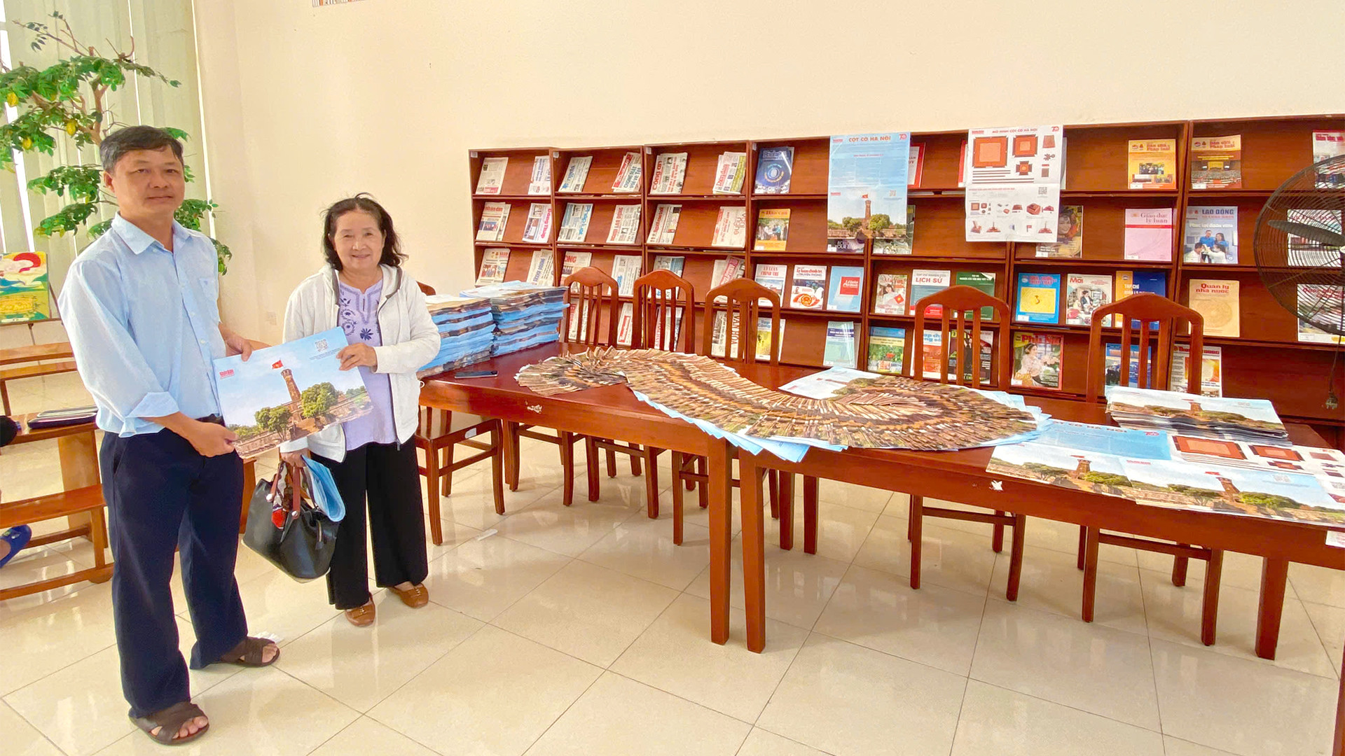 Một người dân Đồng Tháp đến nhận phụ san Cột cờ Hà Nội. (Ảnh: HỮU NGHĨA)