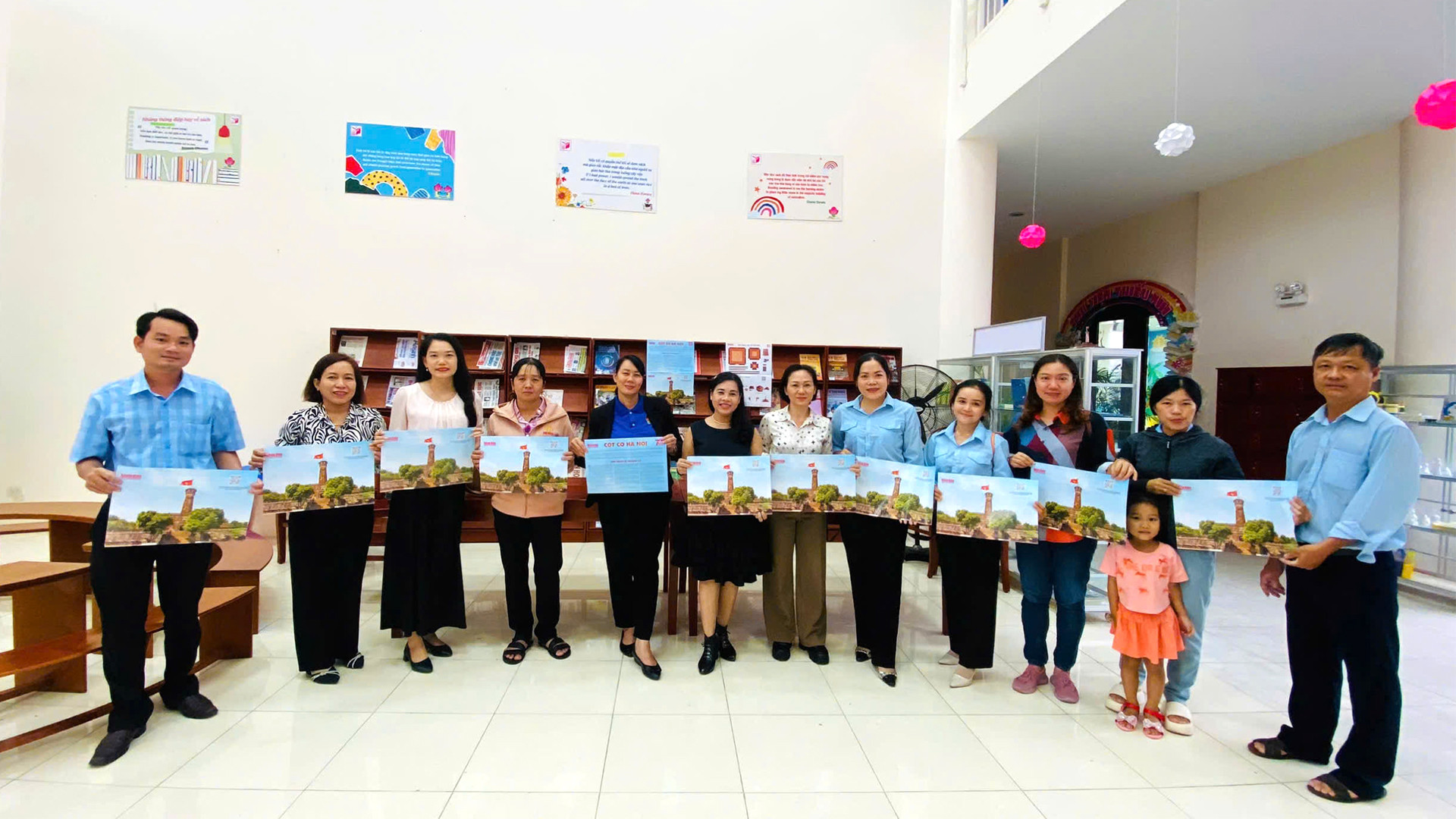 Cuối giờ chiều 19/10, đại diện nhiều trường học đến nhận phụ san Cột cờ Hà Nội. (Ảnh: HỮU NGHĨA)