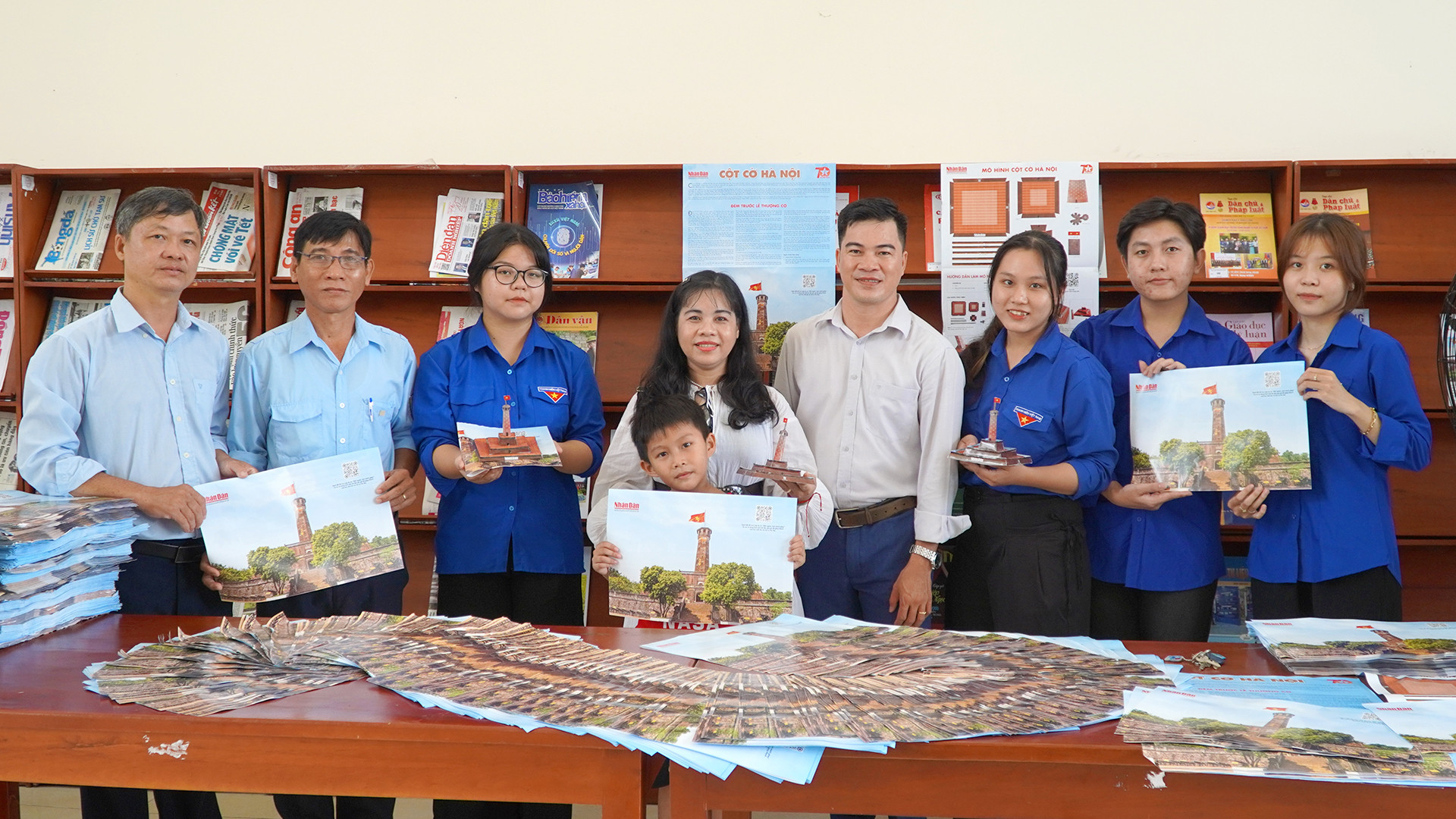 Trao tặng phụ san Cột cờ Hà Nội đến đại diện một số trường học và bạn đọc trẻ. (Ảnh: HỮU NGHĨA)