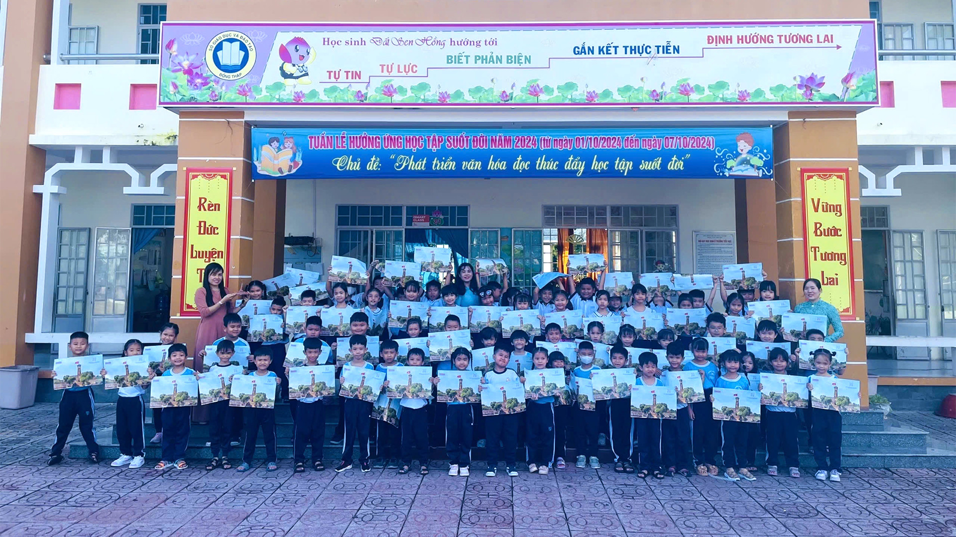 Học sinh Trường tiểu học Bùi Thị Xuân vui mừng khi nhận được phụ san Cột cờ Hà Nội.