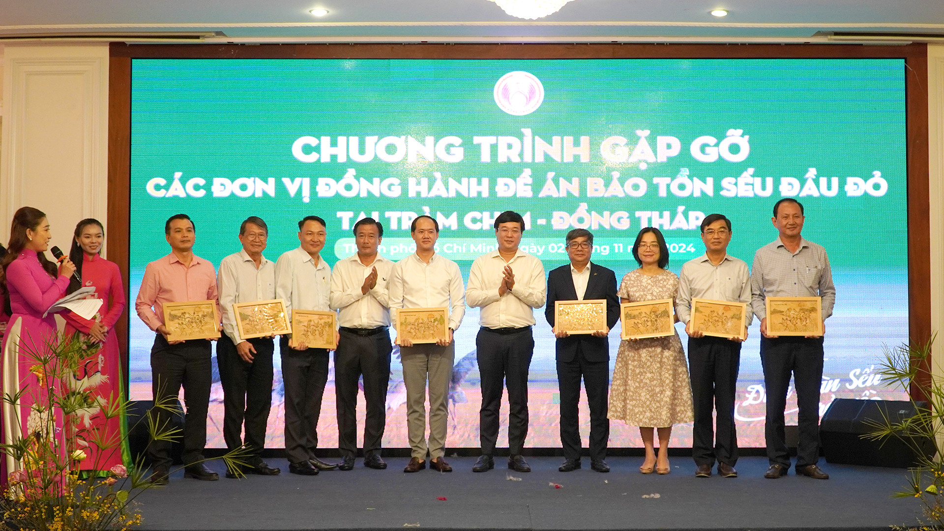 Lãnh đạo tỉnh Đồng Tháp trao tặng quà tri ân đến các đơn vị đồng hành cùng tỉnh trong “Đề án bảo tồn và phát triển sếu đầu đỏ tại Vườn quốc gia Tràm Chim giai đoạn 2022-2032”. (Ảnh: HỮU NGHĨA) Lãnh đạo tỉnh Đồng Tháp trao tặng quà tri ân đến các đơn vị đồng hành cùng tỉnh trong “Đề án bảo tồn và phát triển sếu đầu đỏ tại Vườn quốc gia Tràm Chim giai đoạn 2022-2032”. (Ảnh: HỮU NGHĨA)