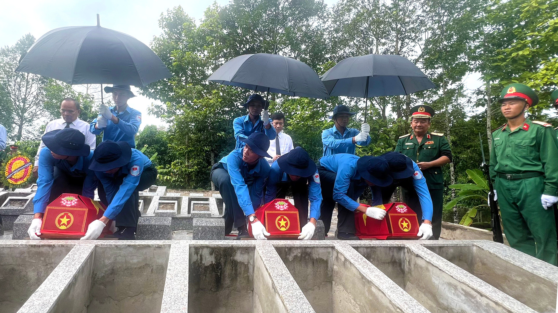 Nghi thức cải táng tại Nghĩa trang liệt sĩ huyện Tam Nông, tỉnh Đồng Tháp. (Ảnh: HỮU NGHĨA)