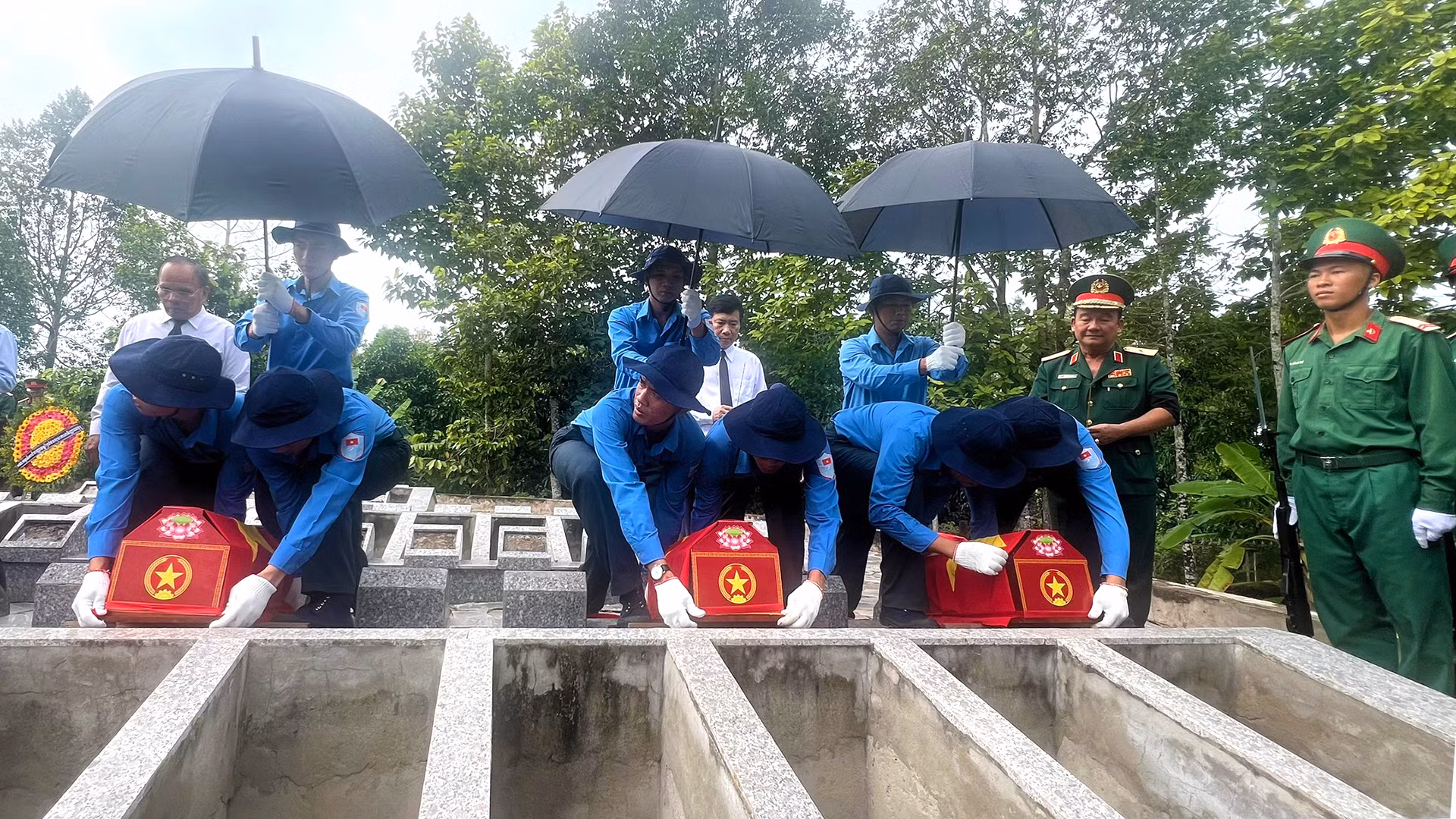 Nghi thức cải táng tại Nghĩa trang liệt sĩ huyện Tam Nông, tỉnh Đồng Tháp. (Ảnh: HỮU NGHĨA)