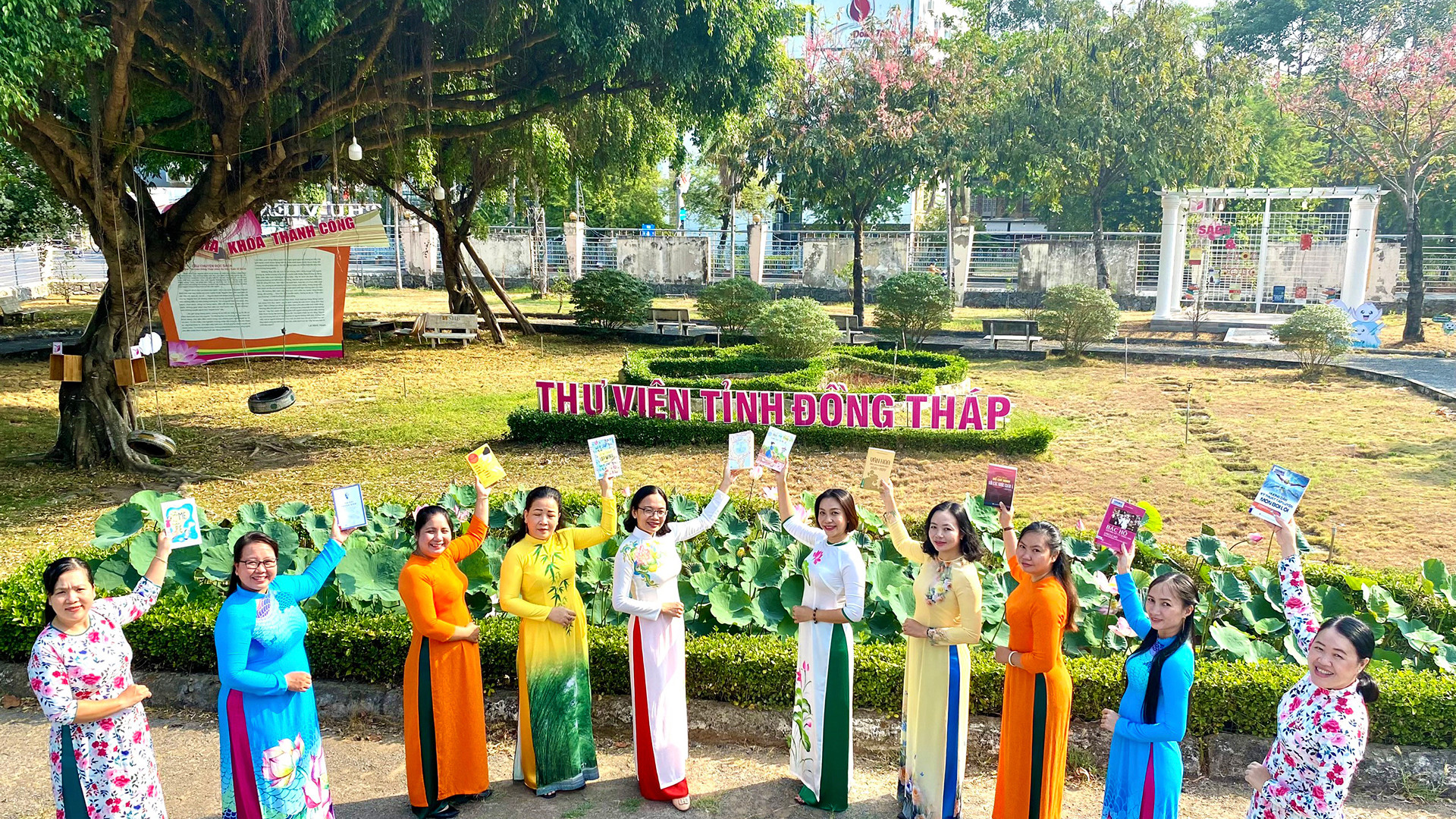 Giám đốc Thư viện tỉnh Đồng Tháp Trần Thị Mỹ Trinh cho biết, 5 cây ô môi được trồng bên trong thư viện được 9 năm. Những năm gần đây, vào mùa, cây trổ bông rất đẹp. Bạn đọc sách và cán bộ, công nhân viên thường tìm đến chụp ảnh lưu niệm bên cây ô môi.