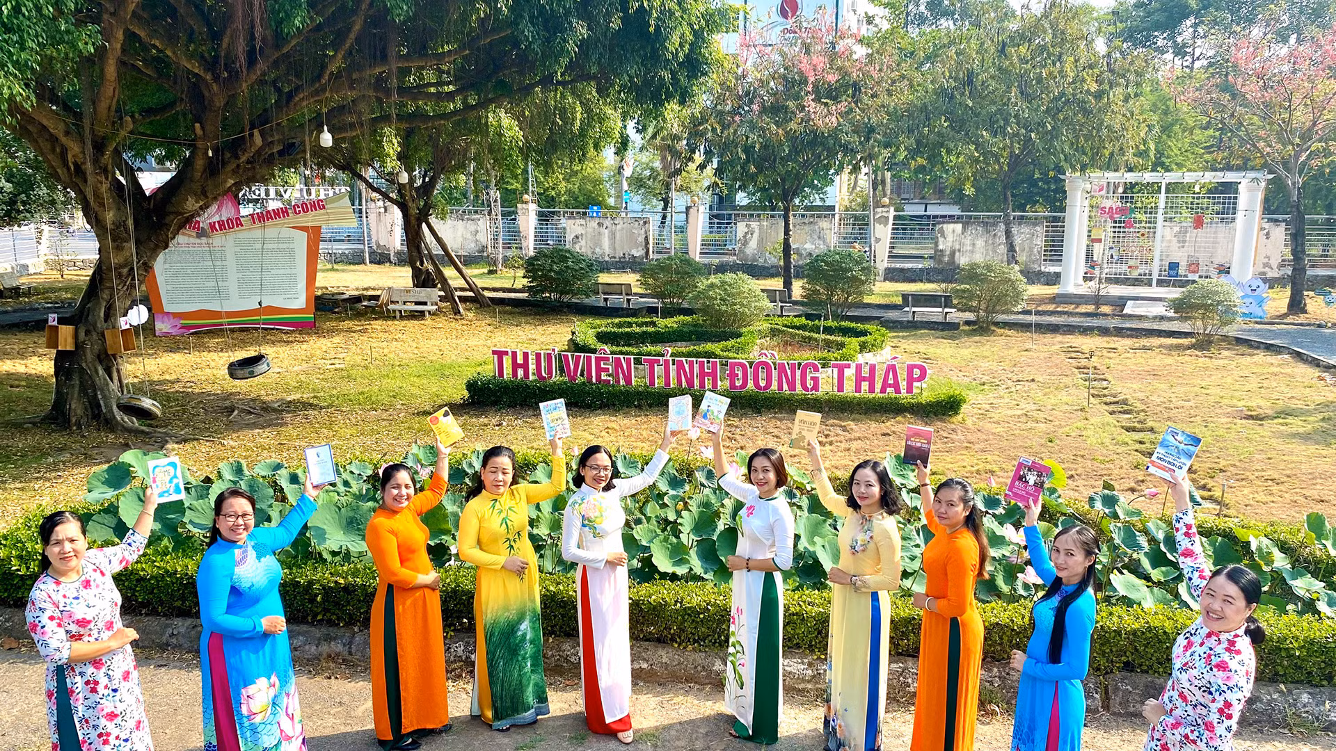 Giám đốc Thư viện tỉnh Đồng Tháp Trần Thị Mỹ Trinh cho biết, 5 cây ô môi được trồng bên trong thư viện được 9 năm. Những năm gần đây, vào mùa, cây trổ bông rất đẹp. Bạn đọc sách và cán bộ, công nhân viên thường tìm đến chụp ảnh lưu niệm bên cây ô môi.