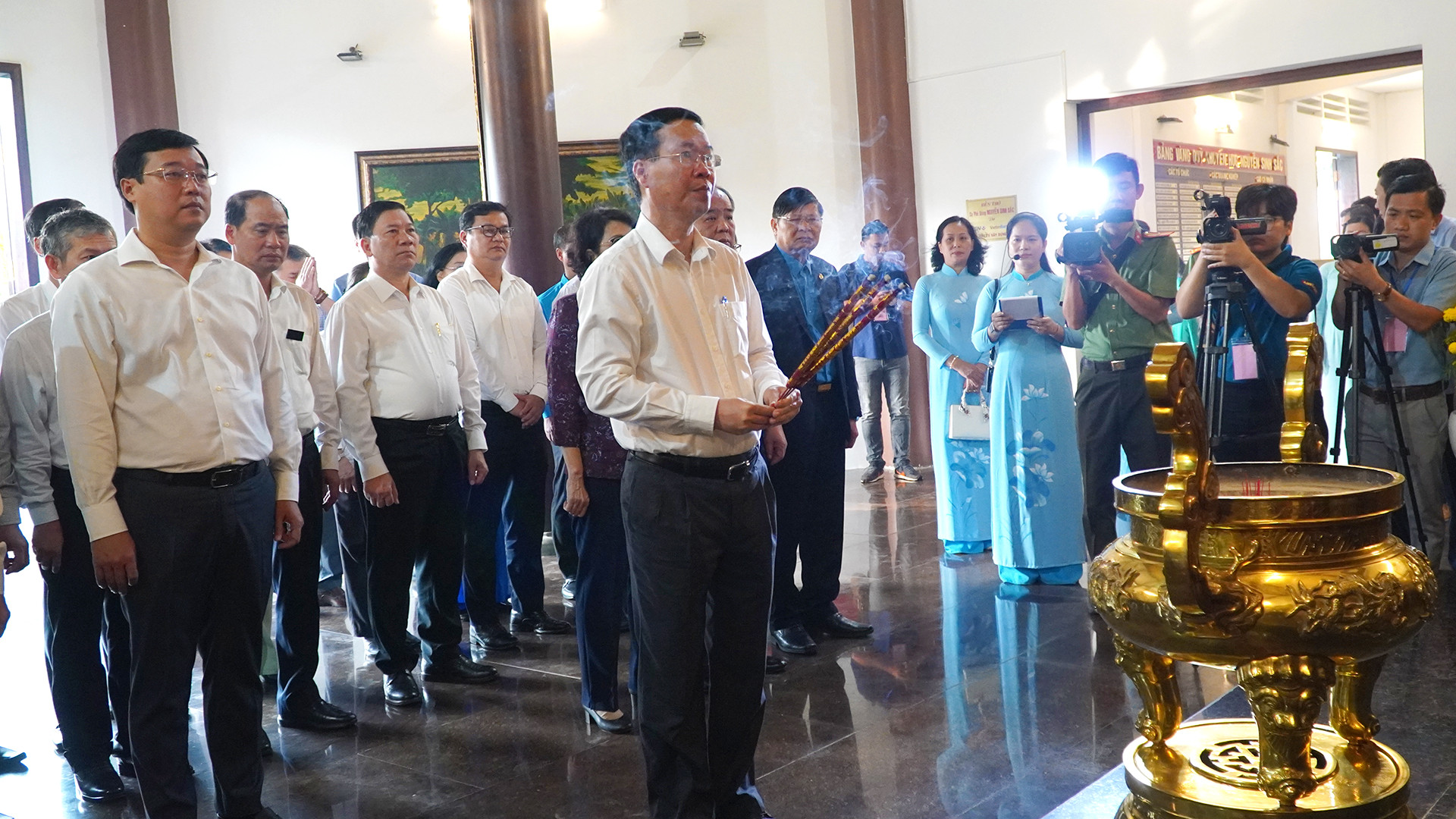 Chủ tịch nước Võ Văn Thưởng dâng hương tại Đền thờ Cụ Phó bảng Nguyễn Sinh Sắc. (Ảnh: HỮU NGHĨA)