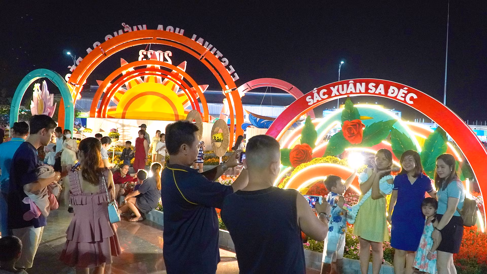 Du khách tham quan, chụp ảnh tại Quảng trường Sa Đéc dịp Festival. (Ảnh: HỮU NGHĨA)