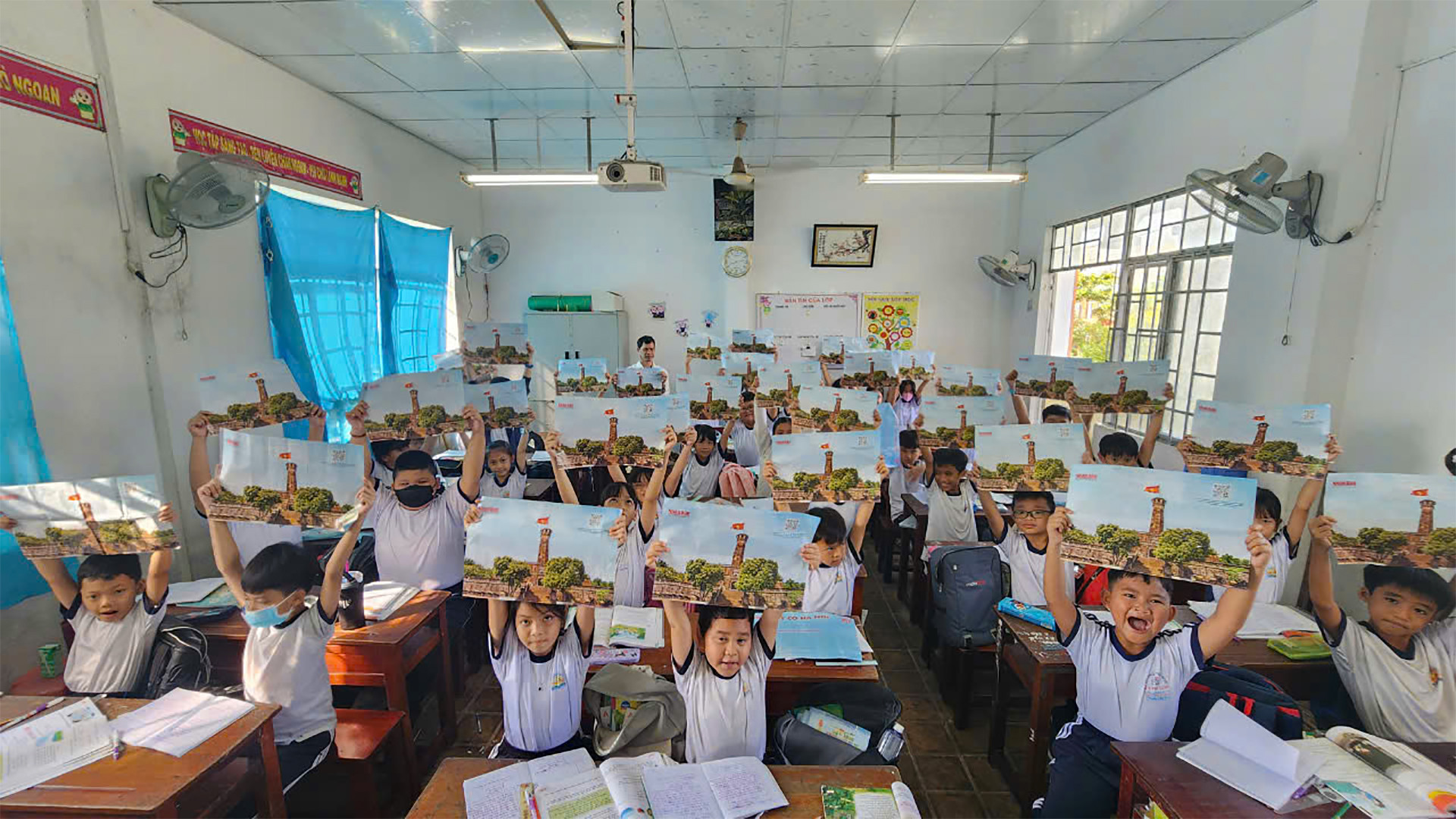 Trải nghiệm phụ san Cột cờ Hà Nội trong lớp học.