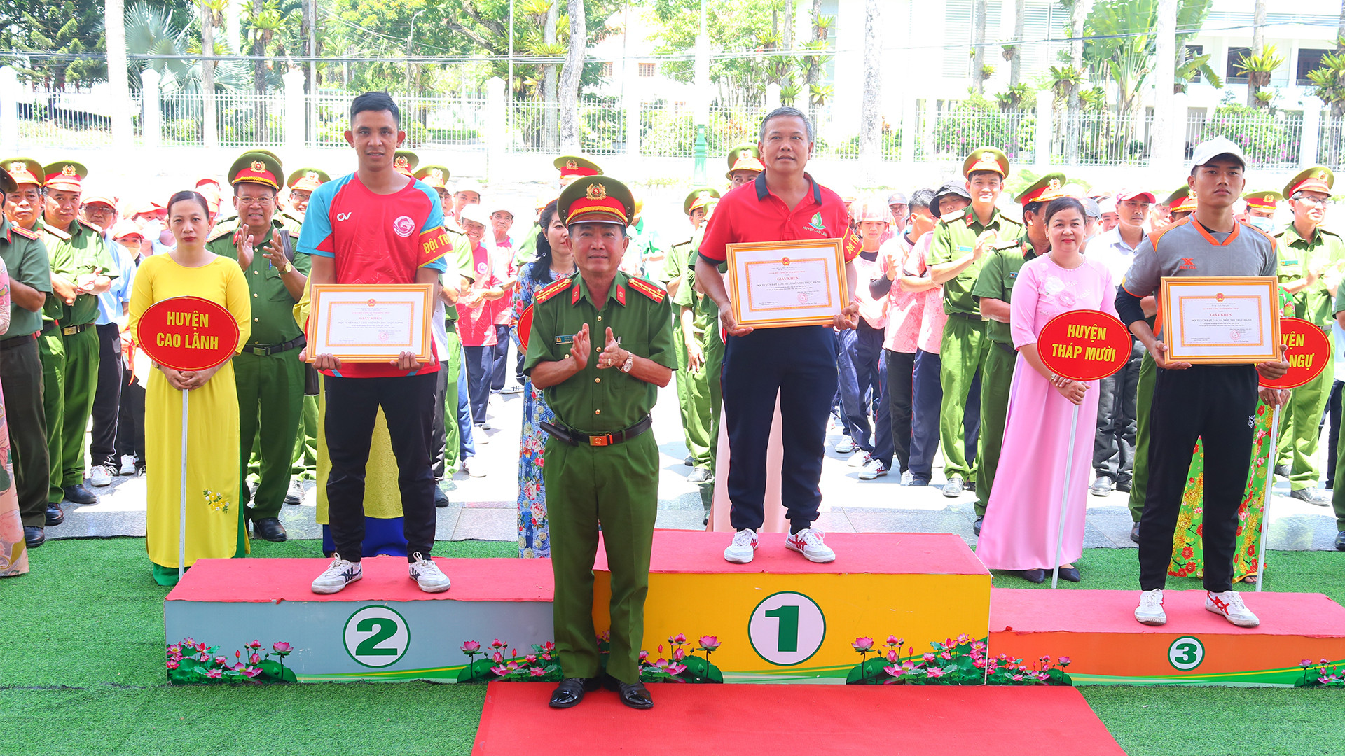 Trao giải cho các đội phần thi thực hành.