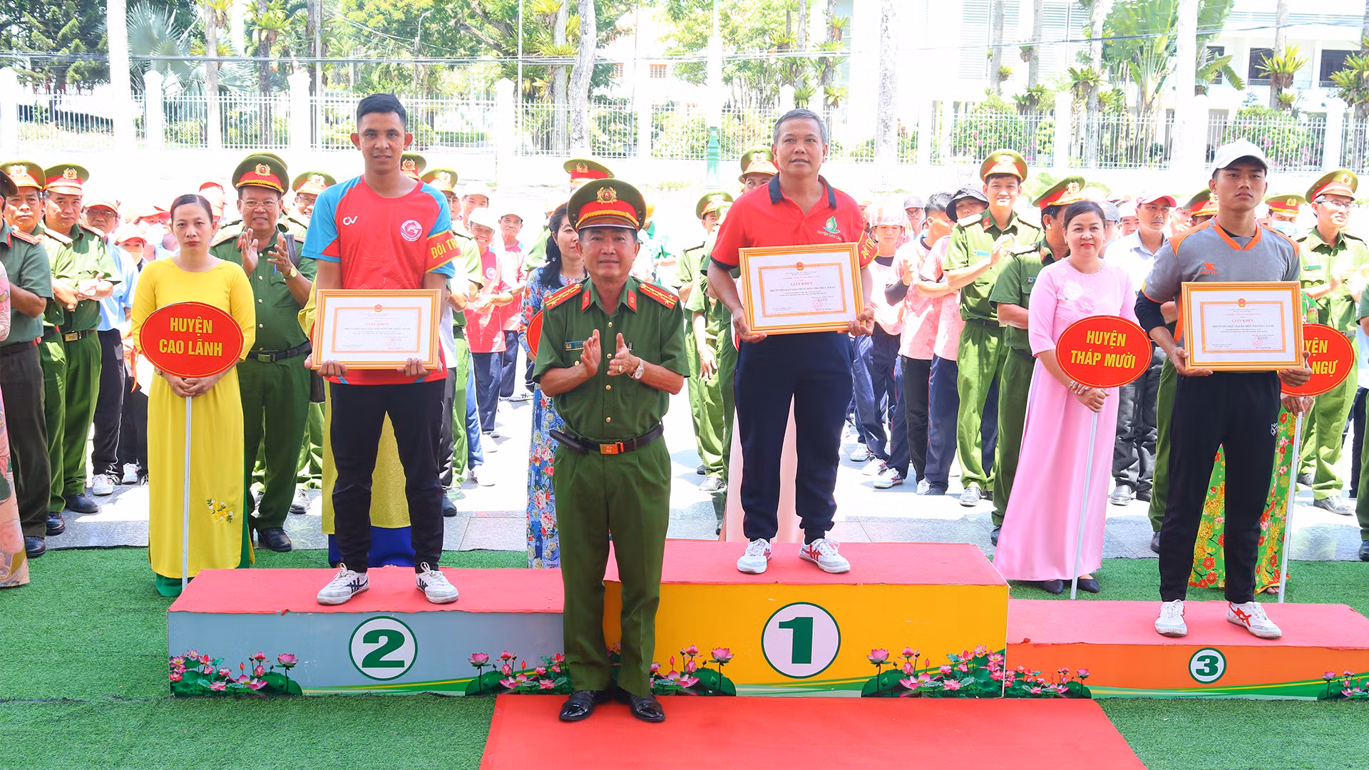 Trao giải cho các đội phần thi thực hành.