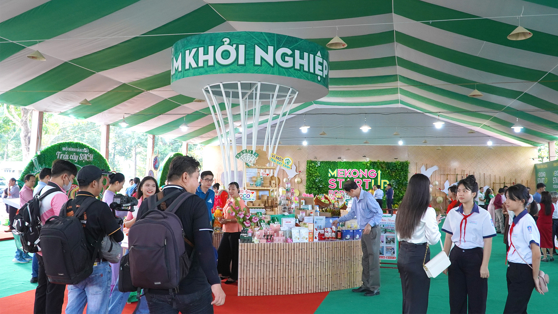 Tham quan, giao lưu tại Không gian triển lãm sản phẩm khởi nghiệp. (Ảnh: HỮU NGHĨA)