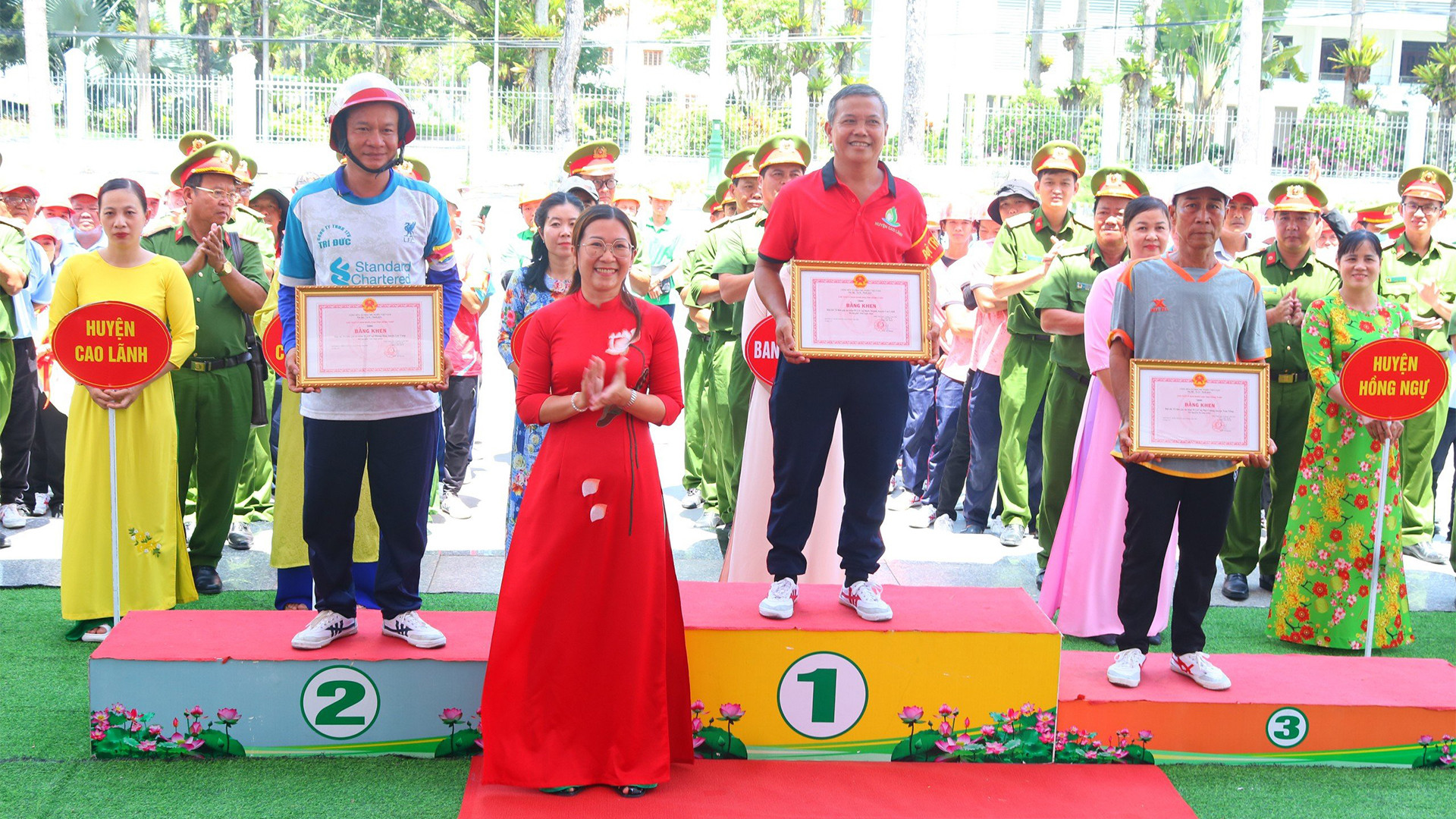 Trao giải nhất, nhì, ba toàn đoàn.