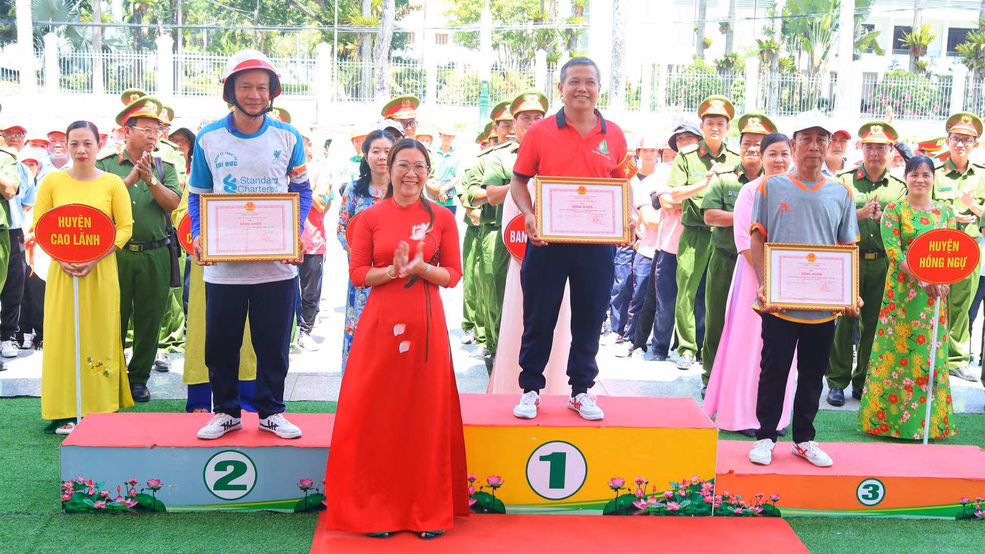 Trao giải nhất, nhì, ba toàn đoàn.