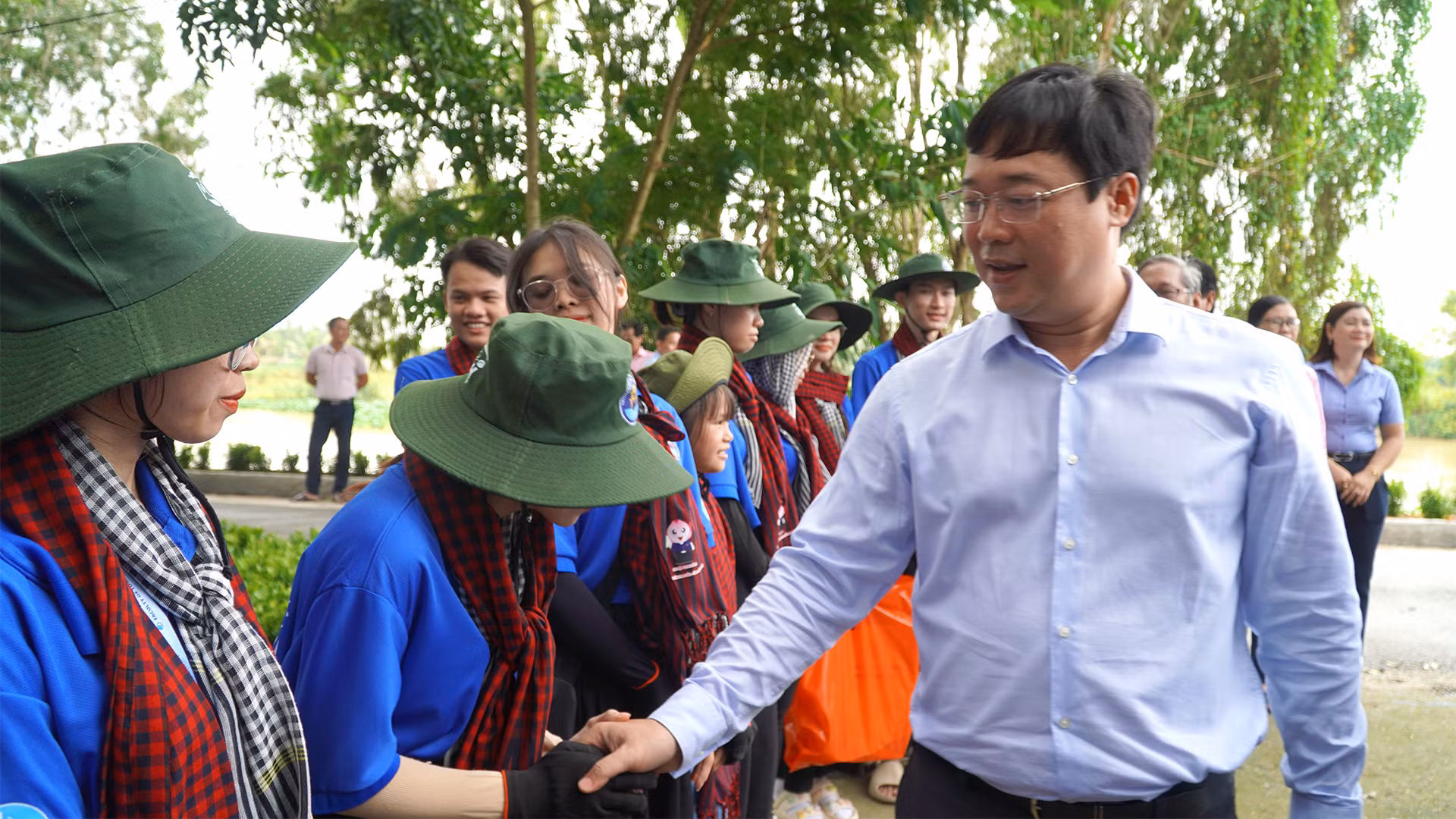Bí thư Tỉnh ủy Đồng Tháp Lê Quốc Phong tặng khăn rằn, động viên sinh viên tham gia Chiến dịch tình nguyện Mùa hè xanh năm 2024. (Ảnh: HỮU NGHĨA)